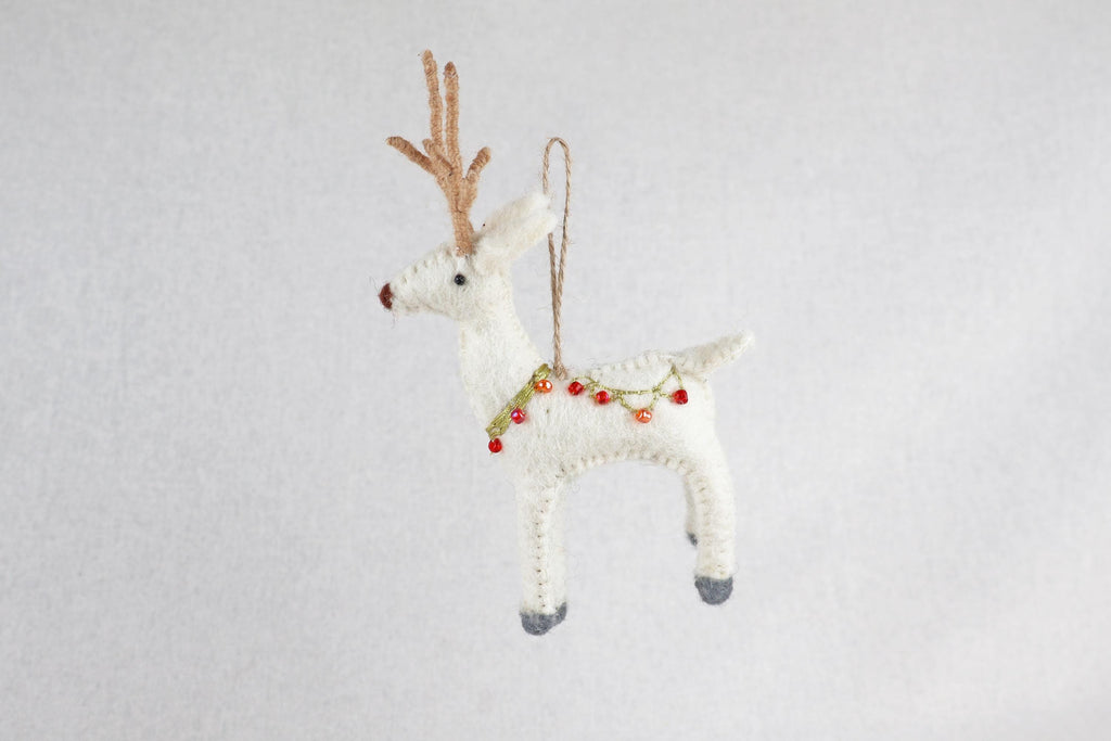 Edler Filz-Hirsch mit Perlen & Golddraht – handgefertigter Christbaumschmuck aus Nepal | Fair Trade | Nachhaltige Weihnachtsdeko mit Stil