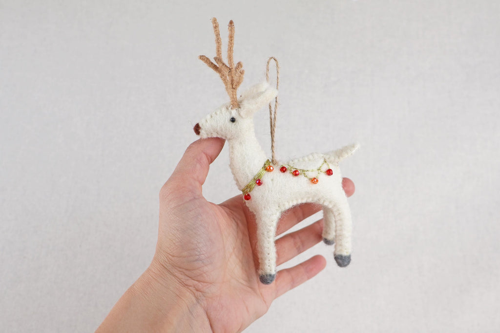 Edler Filz-Hirsch mit Perlen & Golddraht – handgefertigter Christbaumschmuck aus Nepal | Fair Trade | Nachhaltige Weihnachtsdeko mit Stil