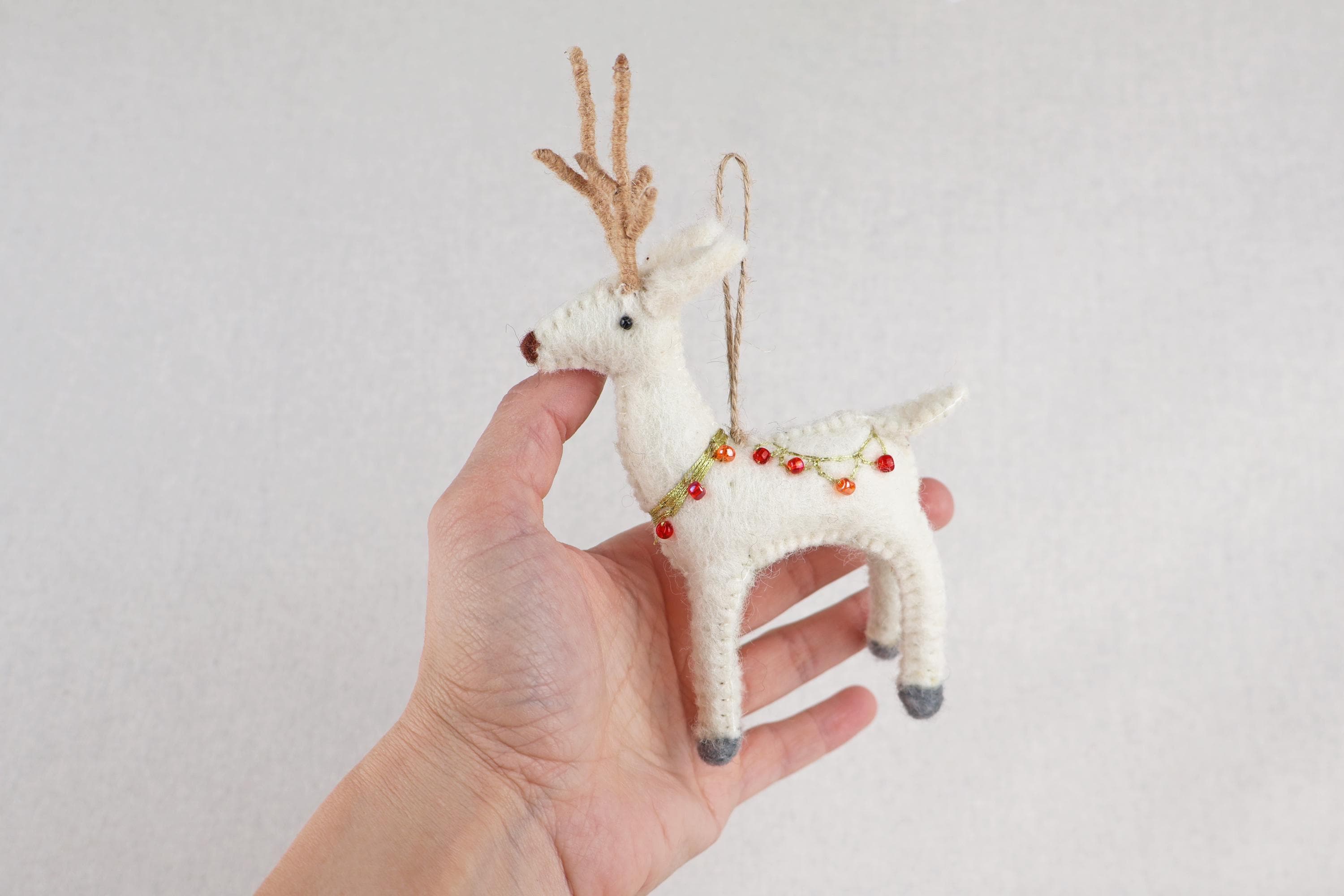 Edler Filz-Hirsch mit Perlen & Golddraht – handgefertigter Christbaumschmuck aus Nepal | Fair Trade | Nachhaltige Weihnachtsdeko mit Stil