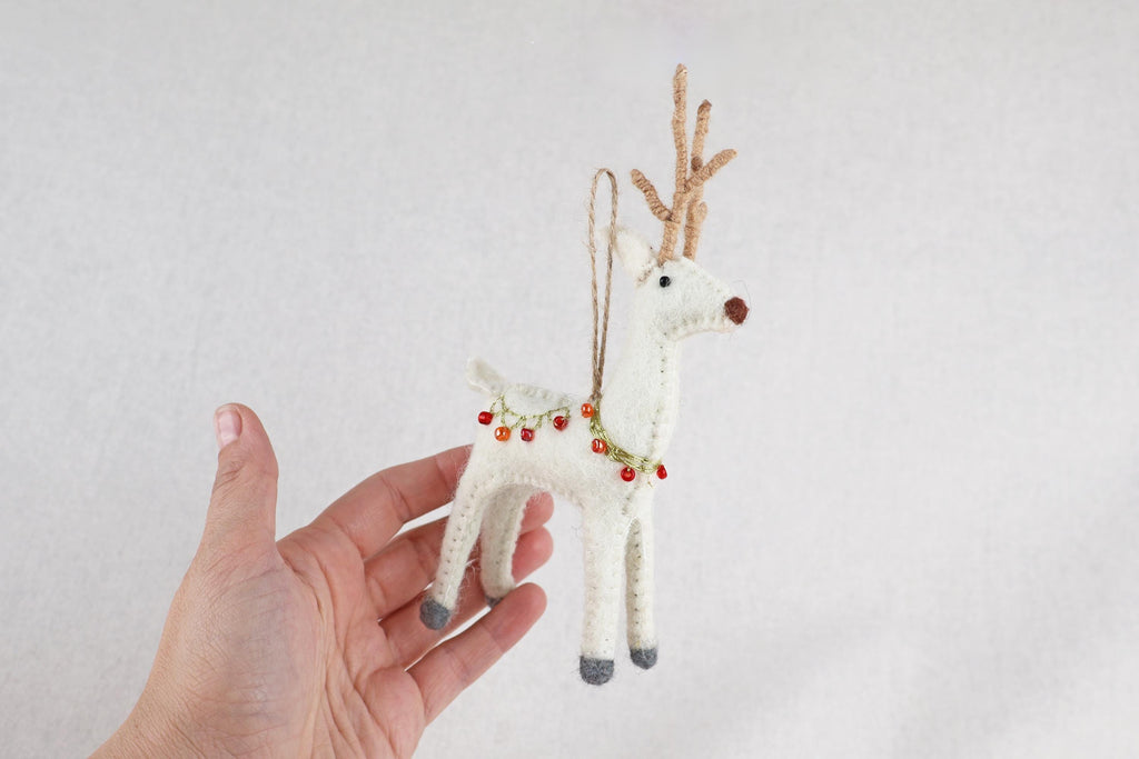 Edler Filz-Hirsch mit Perlen & Golddraht – handgefertigter Christbaumschmuck aus Nepal | Fair Trade | Nachhaltige Weihnachtsdeko mit Stil