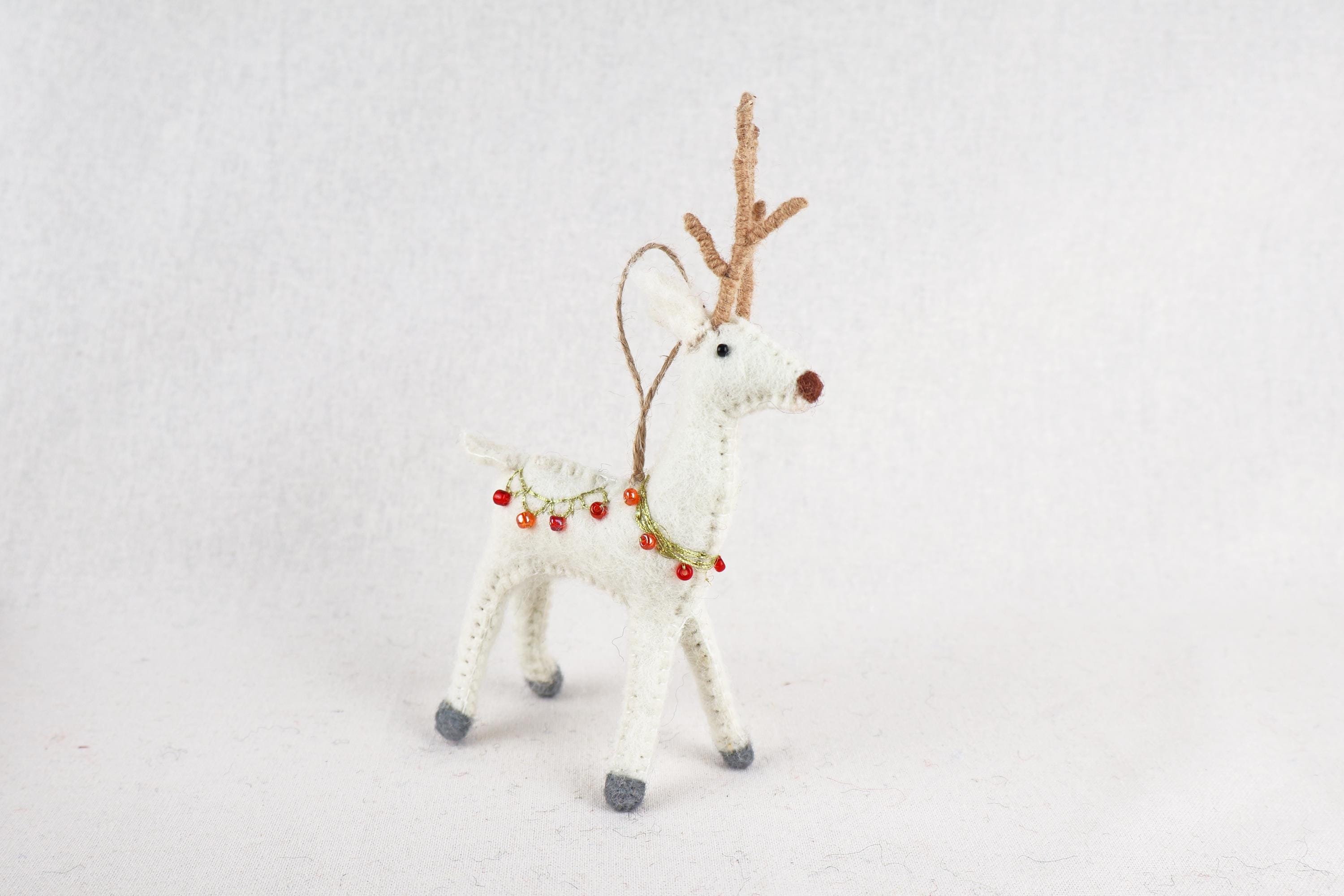 Edler Filz-Hirsch mit Perlen & Golddraht – handgefertigter Christbaumschmuck aus Nepal | Fair Trade | Nachhaltige Weihnachtsdeko mit Stil