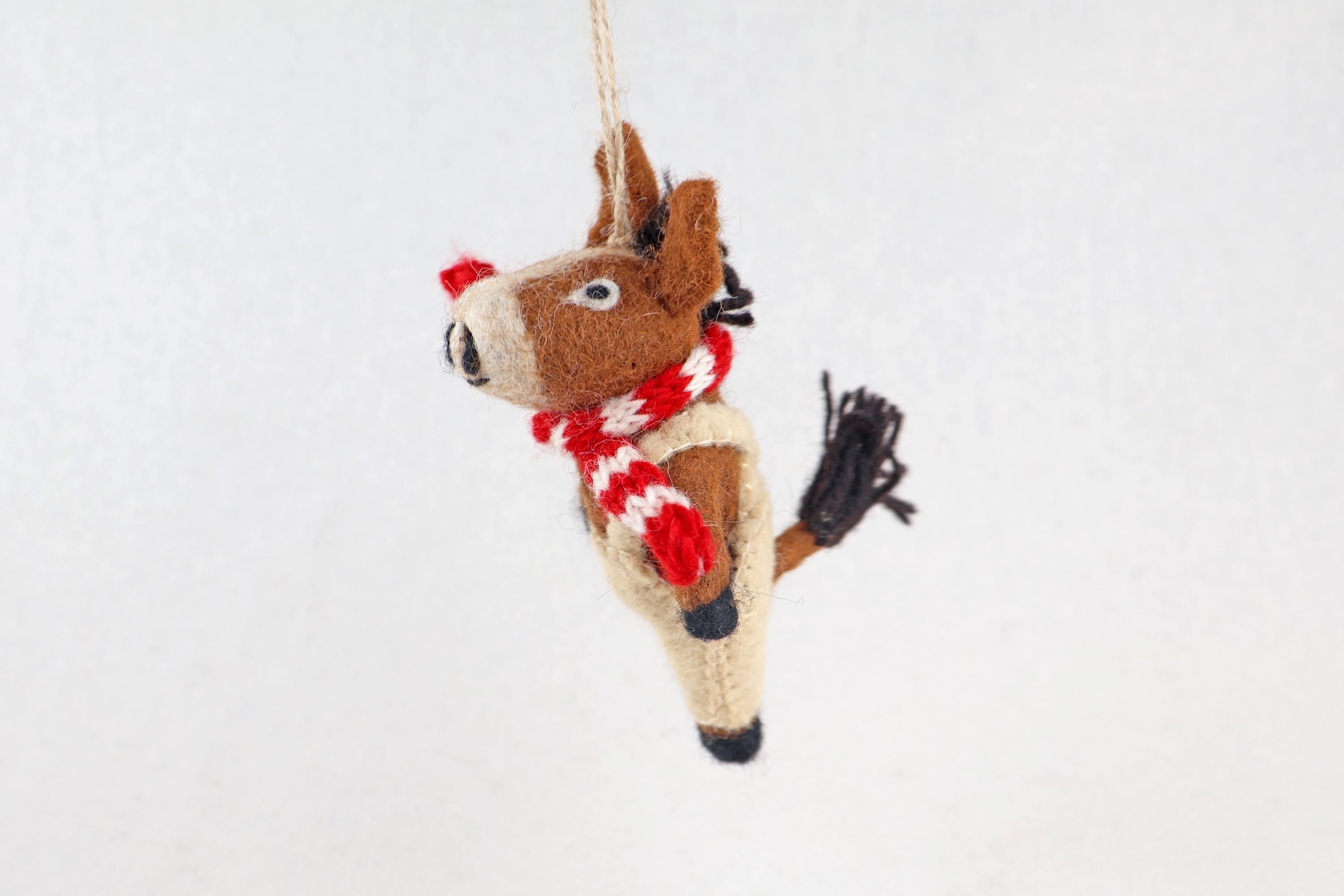 Weihnachtsanhänger Pferd I Filz Christbaumschmuck I Weihnachtsdeko Pferdchen I Pferd mit Latzhose und Schal