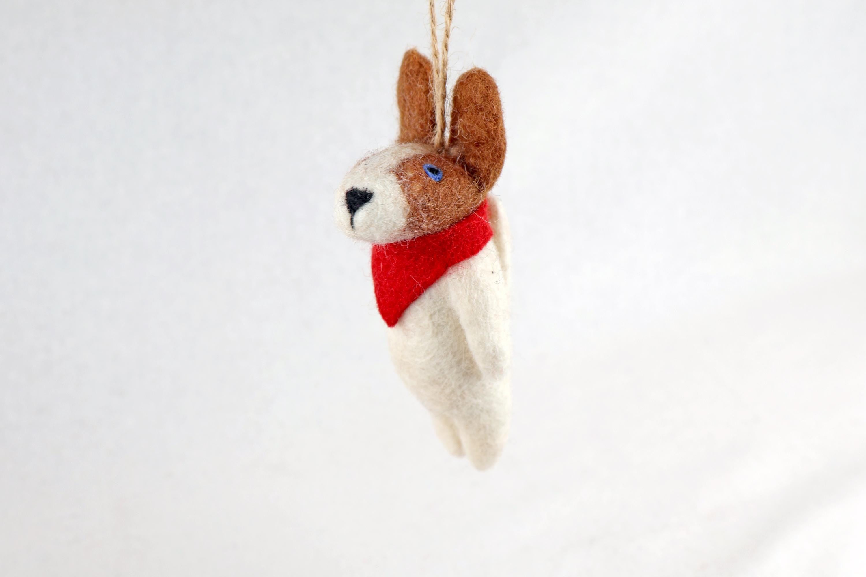 Weihnachtsanhänger Hund braun weiß I Filz Christbaumschmuck I Weihnachtsdeko I Hund mit Halsband und Glocke