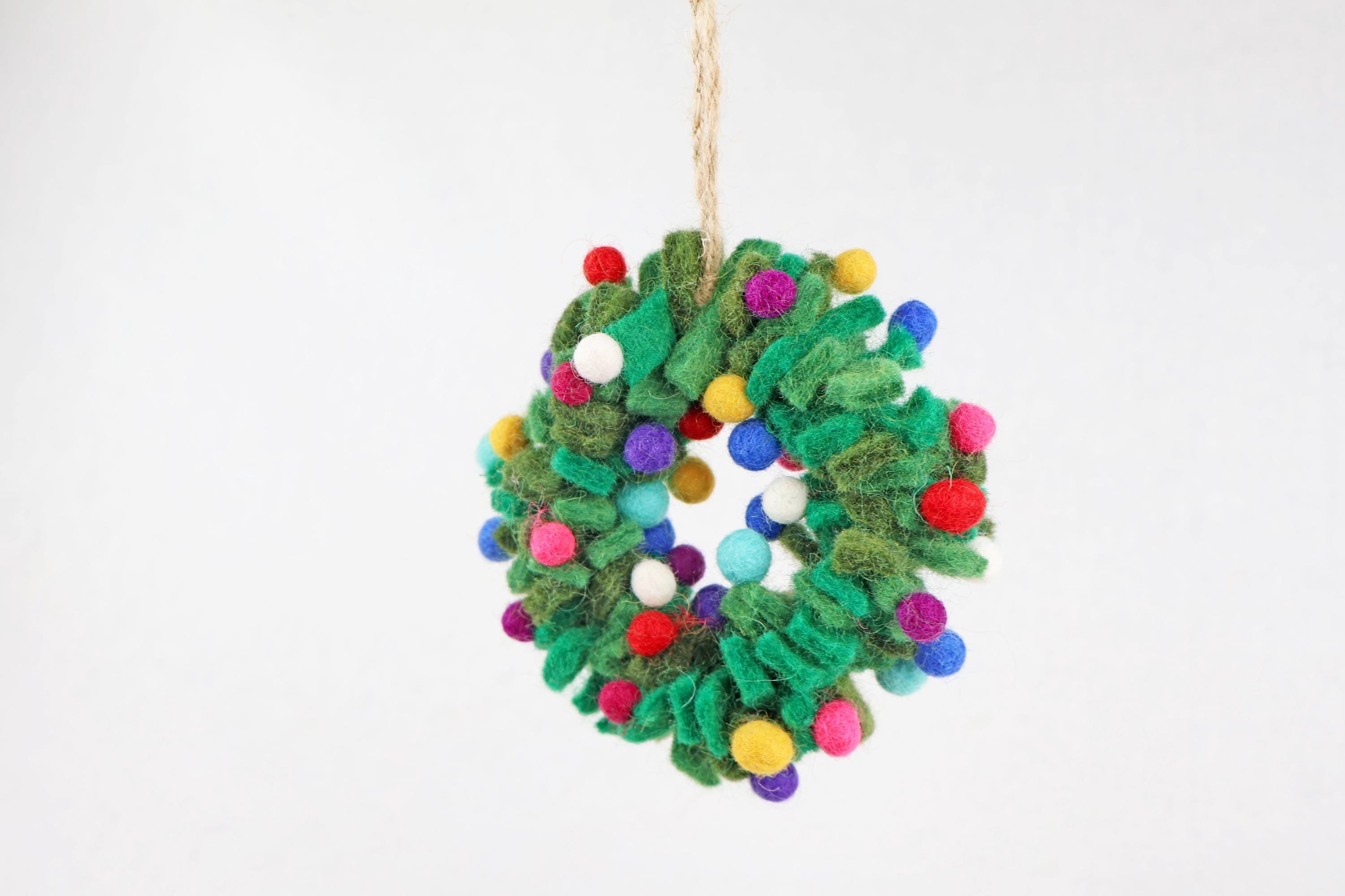 Kleiner bunter Weihnachtskranz aus Filz – handgefertigter Anhänger aus Nepal | Fair Trade | Nachhaltige Weihnachtsdeko mit Herz