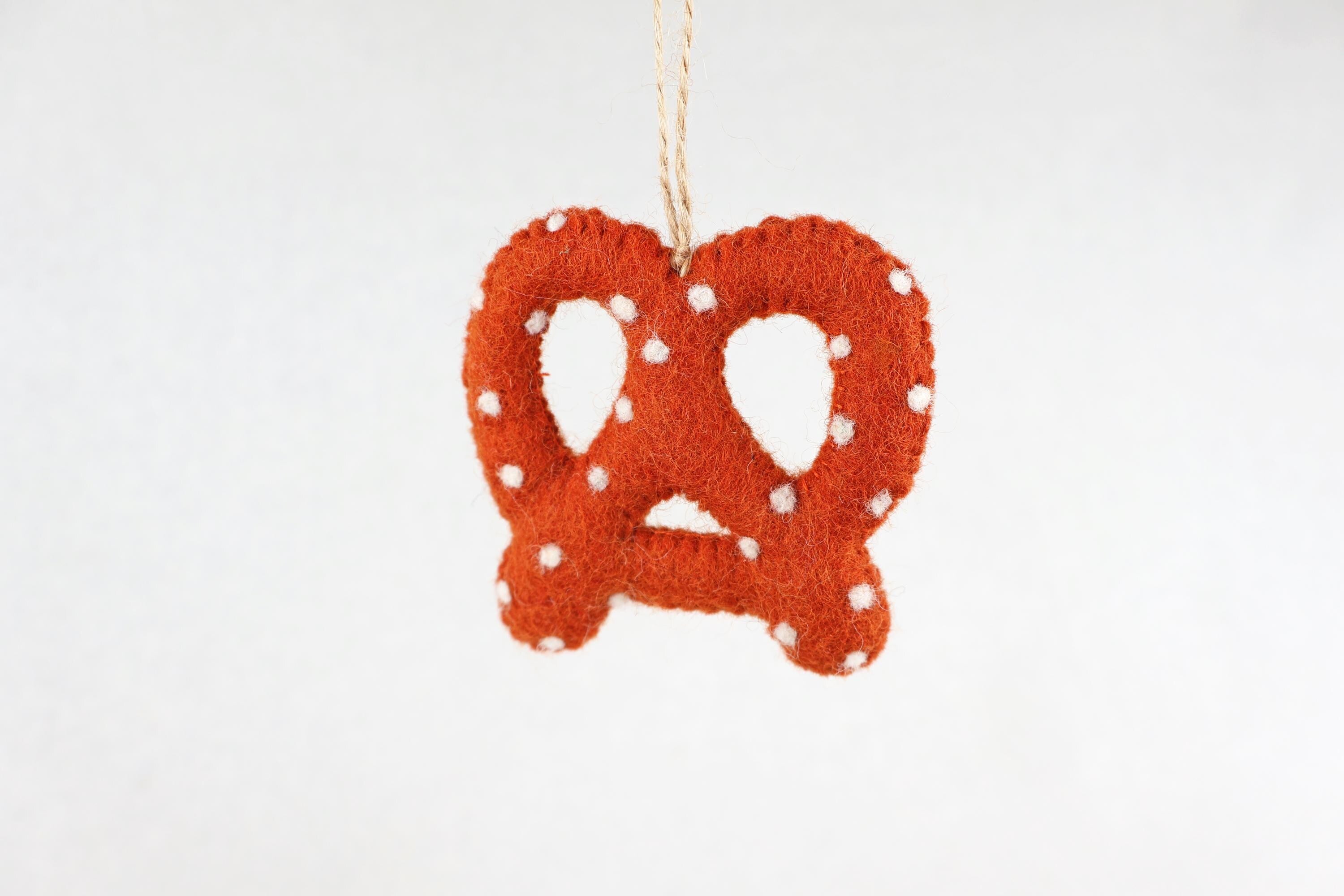 Anhänger Breze I Brezel Aufhänger I Christbaumschmuck Weihnachtsdeko I Winter Weihnachtsbaum I Frühlingsdeko I Blumendekoration
