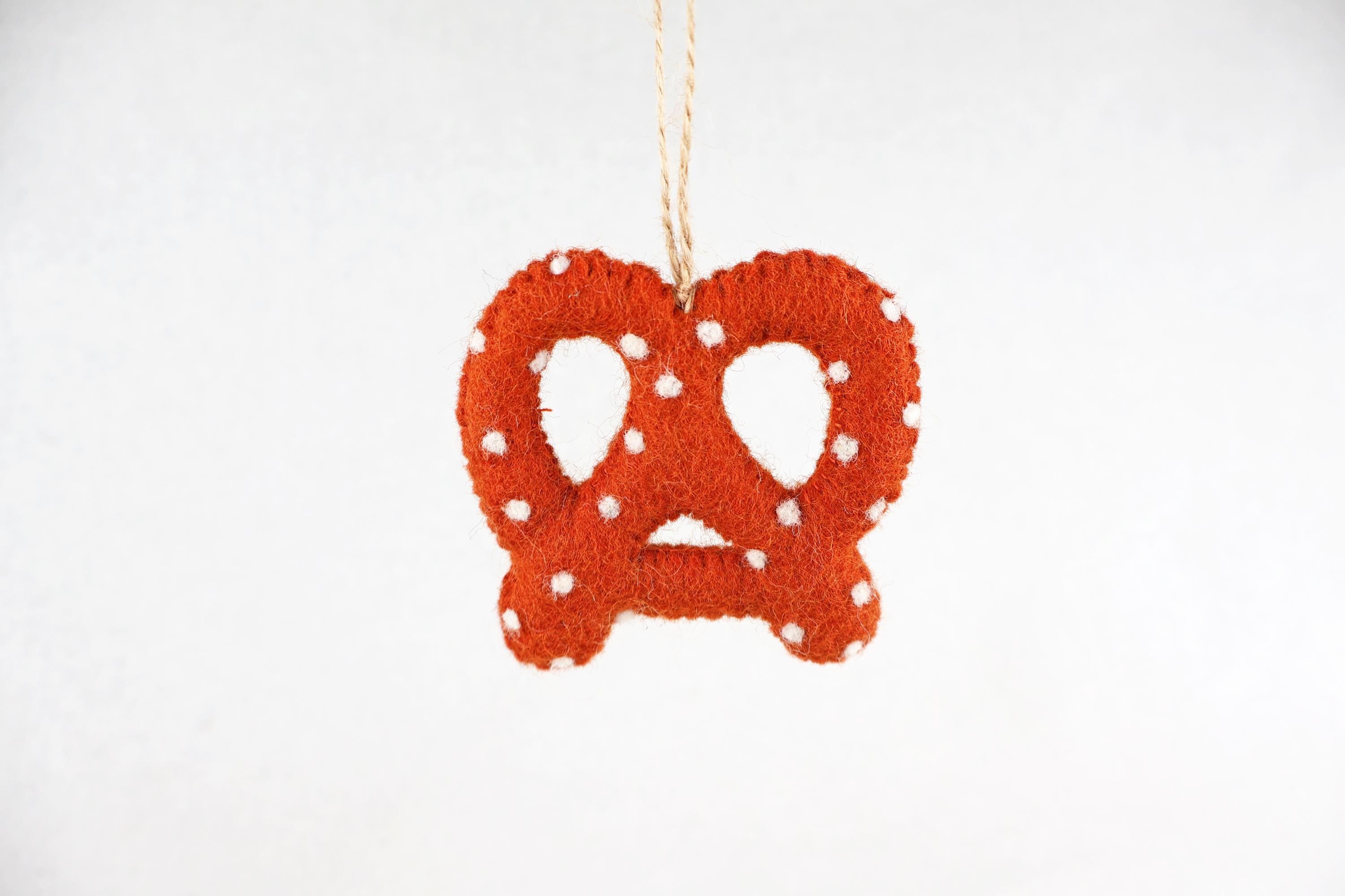 Anhänger Breze I Brezel Aufhänger I Christbaumschmuck Weihnachtsdeko I Winter Weihnachtsbaum I Frühlingsdeko I Blumendekoration