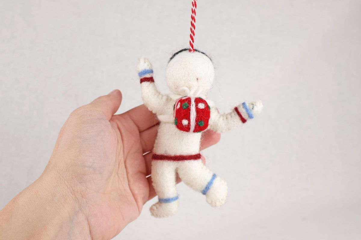 Astronaut mit Geschenk aus Filz – Handgefertigter Anhänger | Weihnachtsdeko | Weltraum I Weihnachtsanhänger | Raumfahrt I Christbaumschmuck