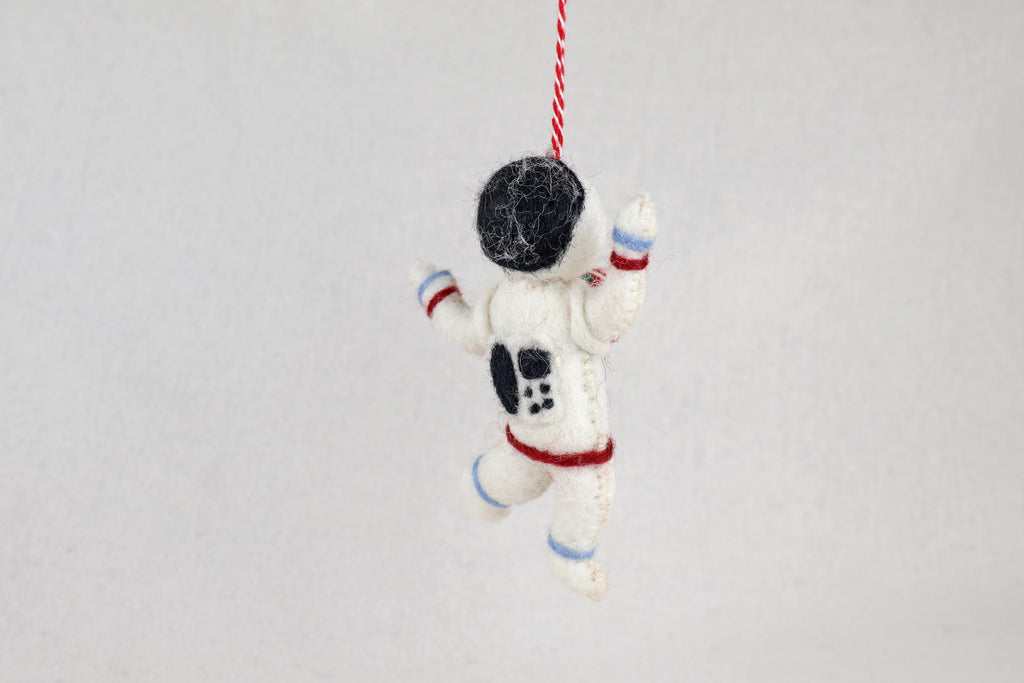 Astronaut mit Geschenk aus Filz – Handgefertigter Anhänger | Weihnachtsdeko | Weltraum I Weihnachtsanhänger | Raumfahrt I Christbaumschmuck
