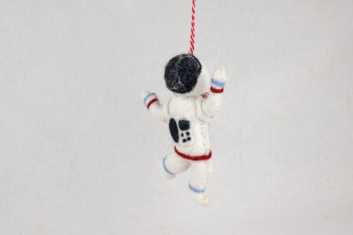 Astronaut mit Geschenk aus Filz – Handgefertigter Anhänger | Weihnachtsdeko | Weltraum I Weihnachtsanhänger | Raumfahrt I Christbaumschmuck