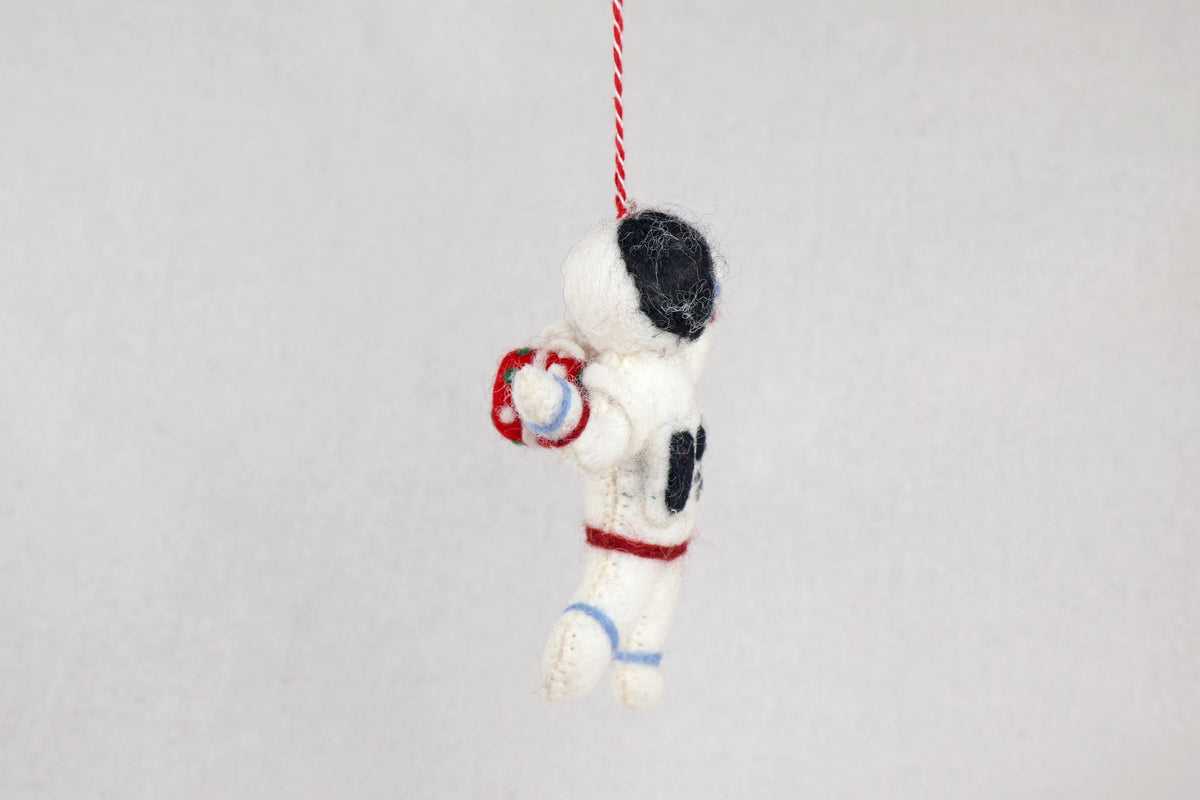 Astronaut mit Geschenk aus Filz – Handgefertigter Anhänger | Weihnachtsdeko | Weltraum I Weihnachtsanhänger | Raumfahrt I Christbaumschmuck