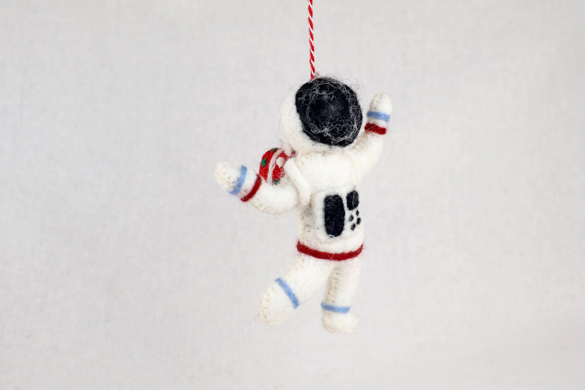 Astronaut mit Geschenk aus Filz – Handgefertigter Anhänger | Weihnachtsdeko | Weltraum I Weihnachtsanhänger | Raumfahrt I Christbaumschmuck