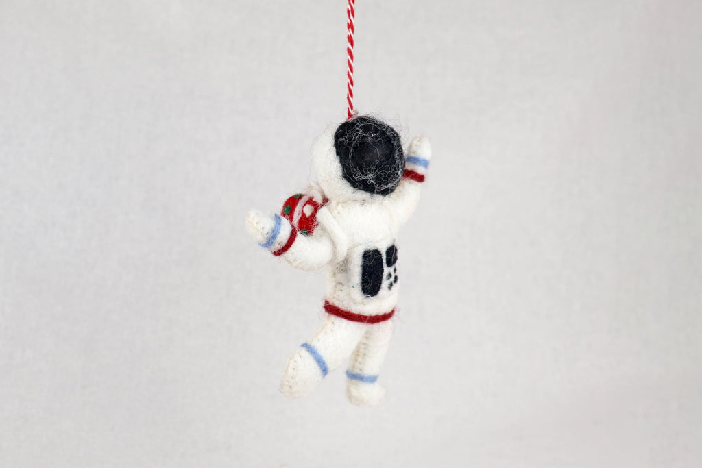 Astronaut mit Geschenk aus Filz – Handgefertigter Anhänger | Weihnachtsdeko | Weltraum I Weihnachtsanhänger | Raumfahrt I Christbaumschmuck