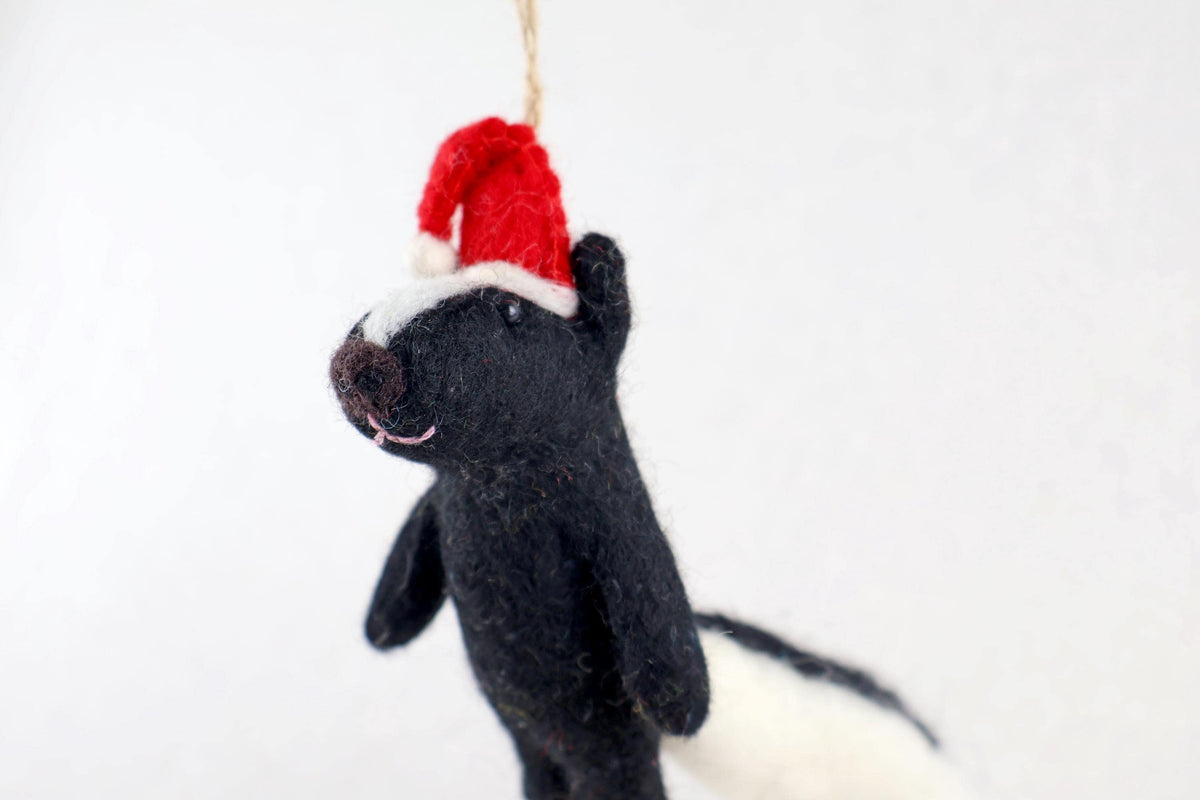 Weihnachts-Stinktier aus Filz – Handgefertigter Anhänger | Christbaumschmuck | Weihnachtsdeko | lustige Weihnachtsdeko