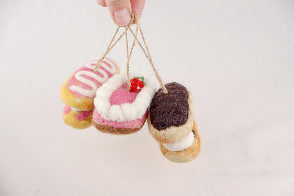 3er-Set Filz-Patisserie Anhänger – Handgefertigte Törtchen & Éclairs | Christbaumschmuck | Süße Weihnachtsdeko | Patisserie Deko