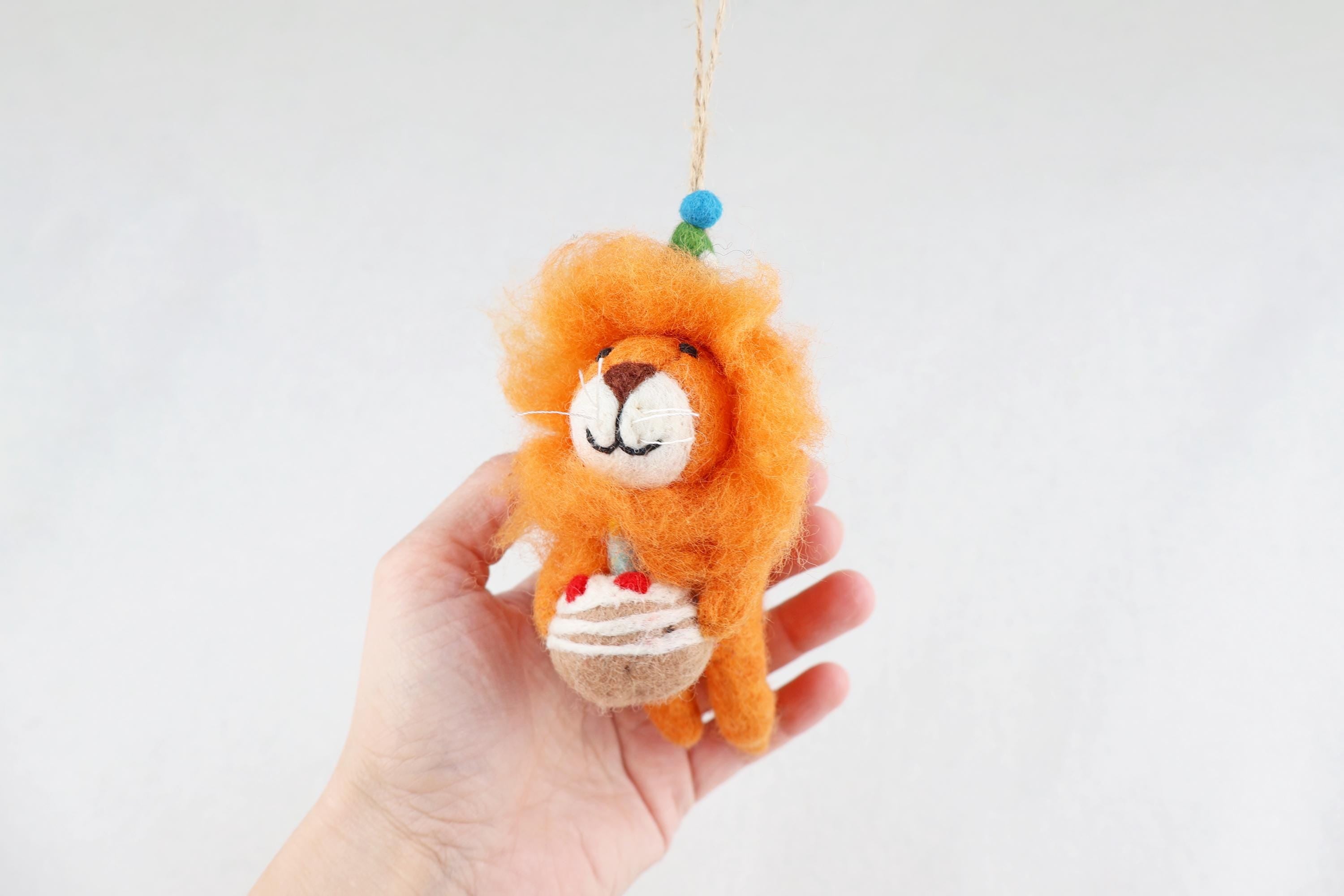 Partylöwe I Löwe mit Partyhut I Löwendeko I Christbaumschmuck Weihnachtsdeko I Geburtstagsdeko I Geschenkanhänger I Löwenparty