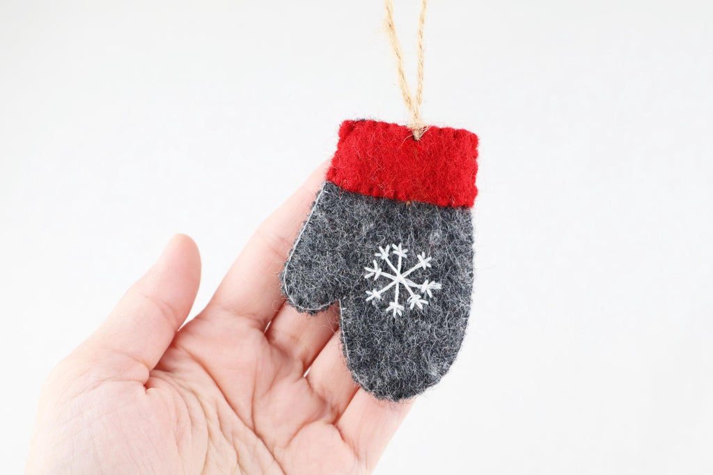 Weihnachtsanhänger Handschuh dunkelgrau mit rot I Christbaumschmuck Weihnachtsdeko I Weihnachtsbaum I Weihnachtsdeko I Schneeflocke I