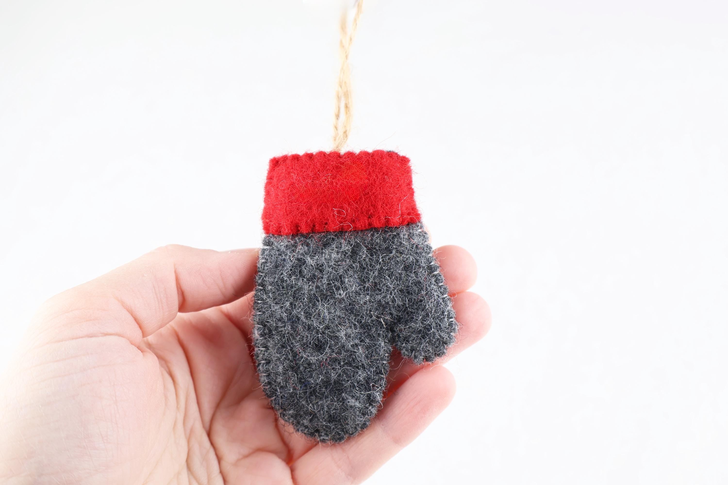 Weihnachtsanhänger Handschuh dunkelgrau mit rot I Christbaumschmuck Weihnachtsdeko I Weihnachtsbaum I Weihnachtsdeko I Schneeflocke I