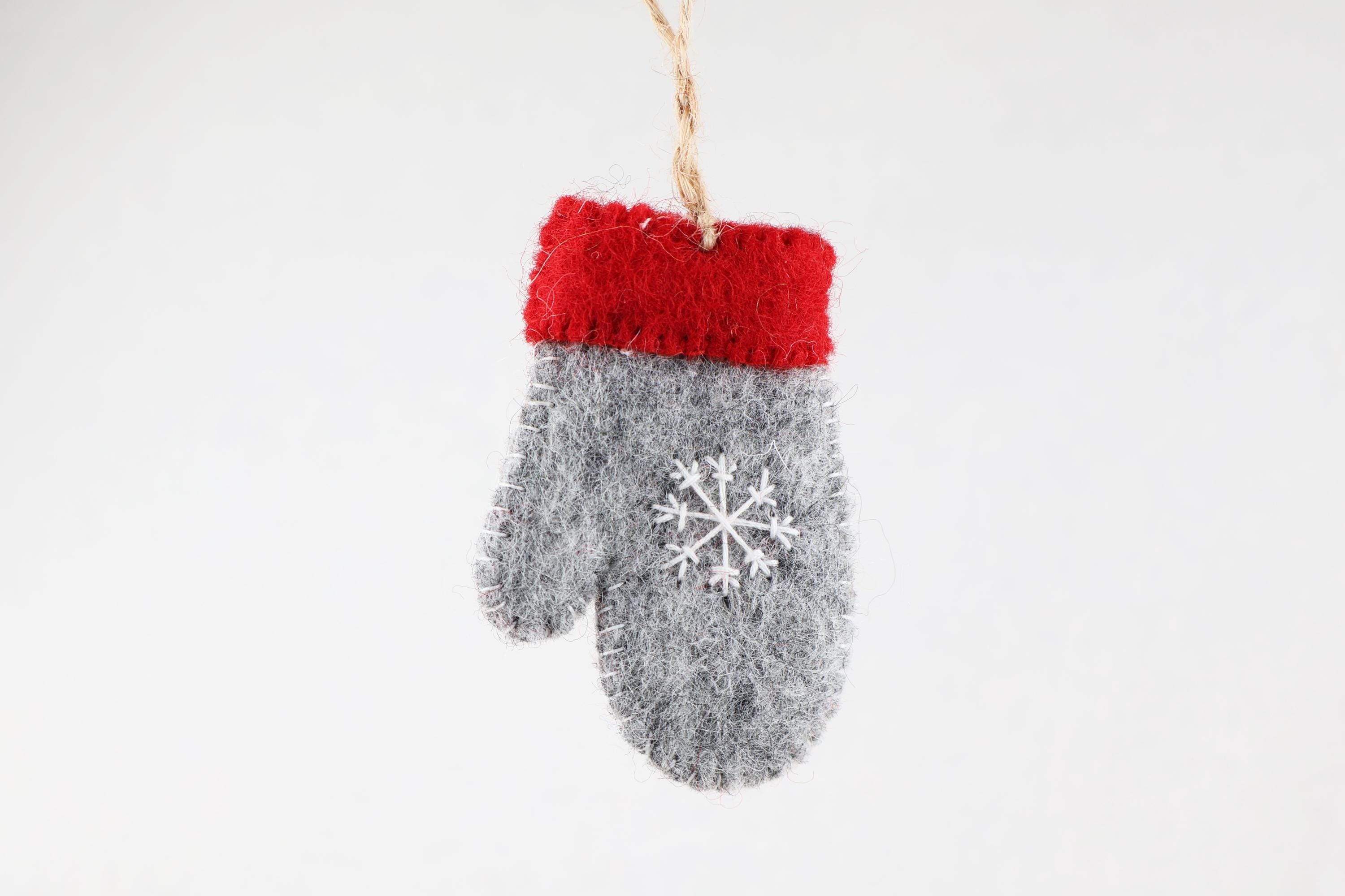 Weihnachtsanhänger Handschuh hellgrau mit rot I Christbaumschmuck Weihnachtsdeko I Weihnachtsbaum I Weihnachtsdeko I Schneeflocke I