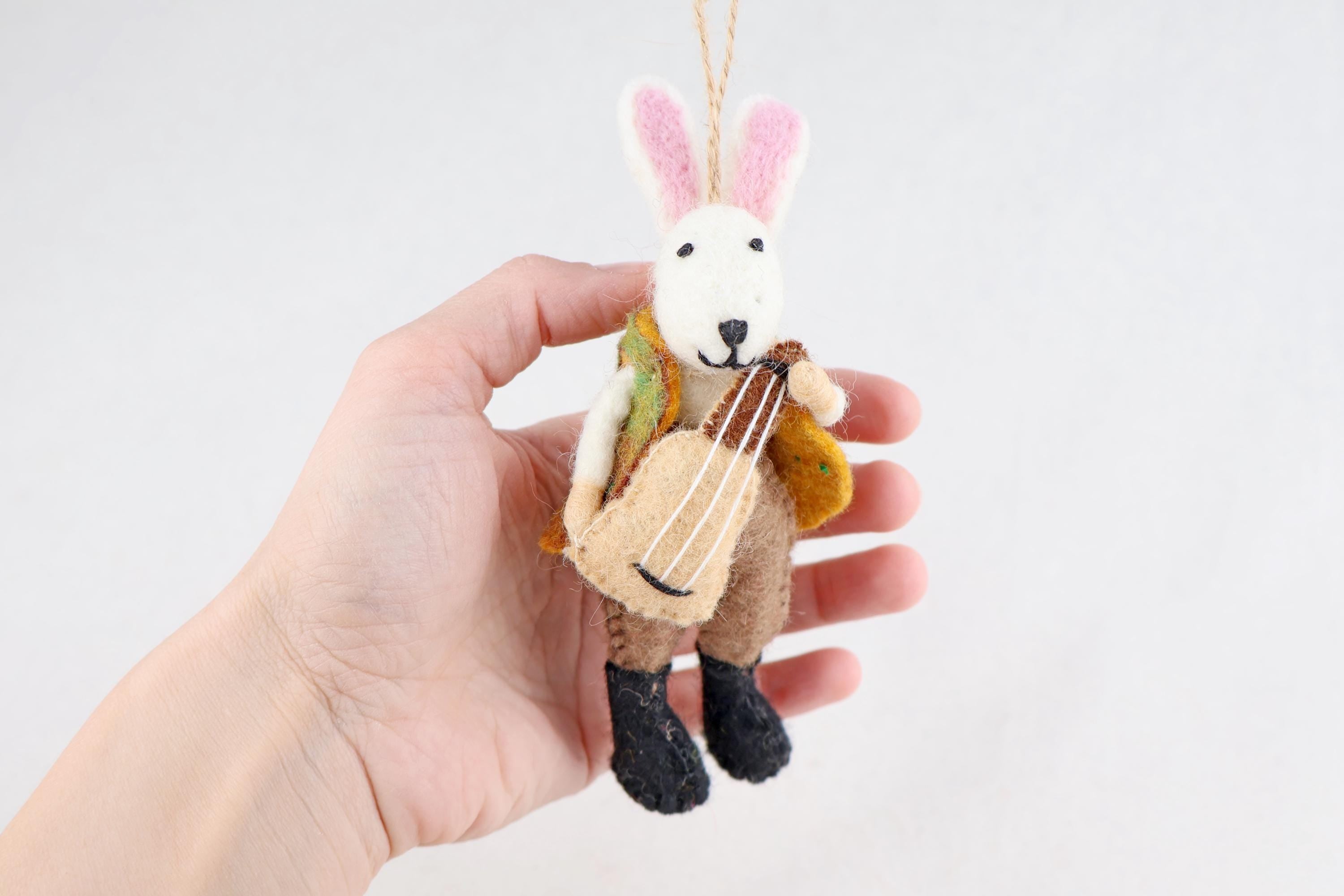 Hase mit Gitarre – Handgemachter Ganzjahresanhänger aus Nepal I Osterschmuck I Osterdeko I Weihnachtsdeko I Christbaumschmuck