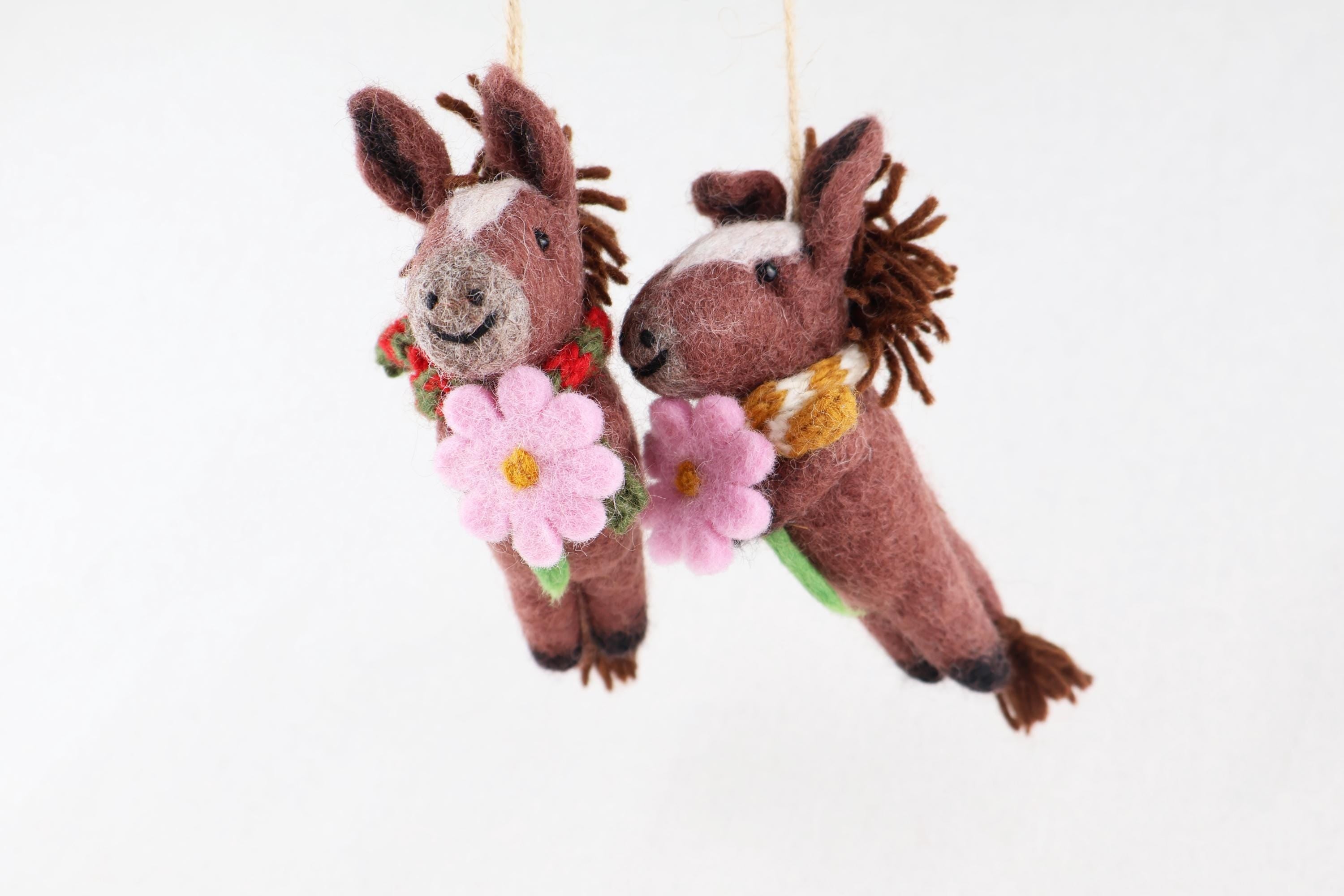 Anhänger Pferd mit Blume und Schal I Filz Interior l Filz Christbaumschmuck I Weihnachtsdeko Pferdchen
