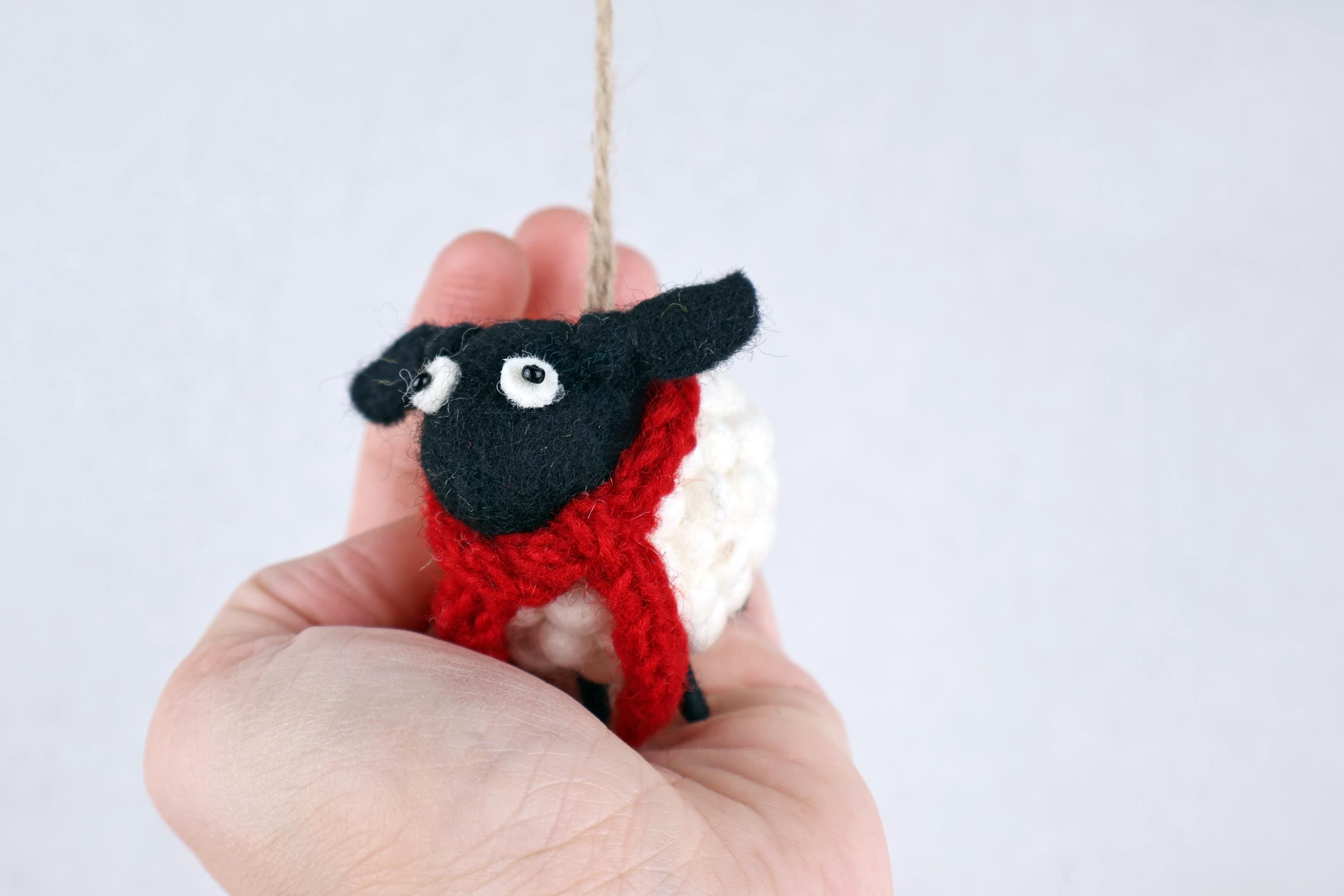 Weihnachtsanhänger Schaf mit Schal I Christbaumschmuck Weihnachtsdeko I Winter Weihnachtsbaum I Weihnachtsschaf