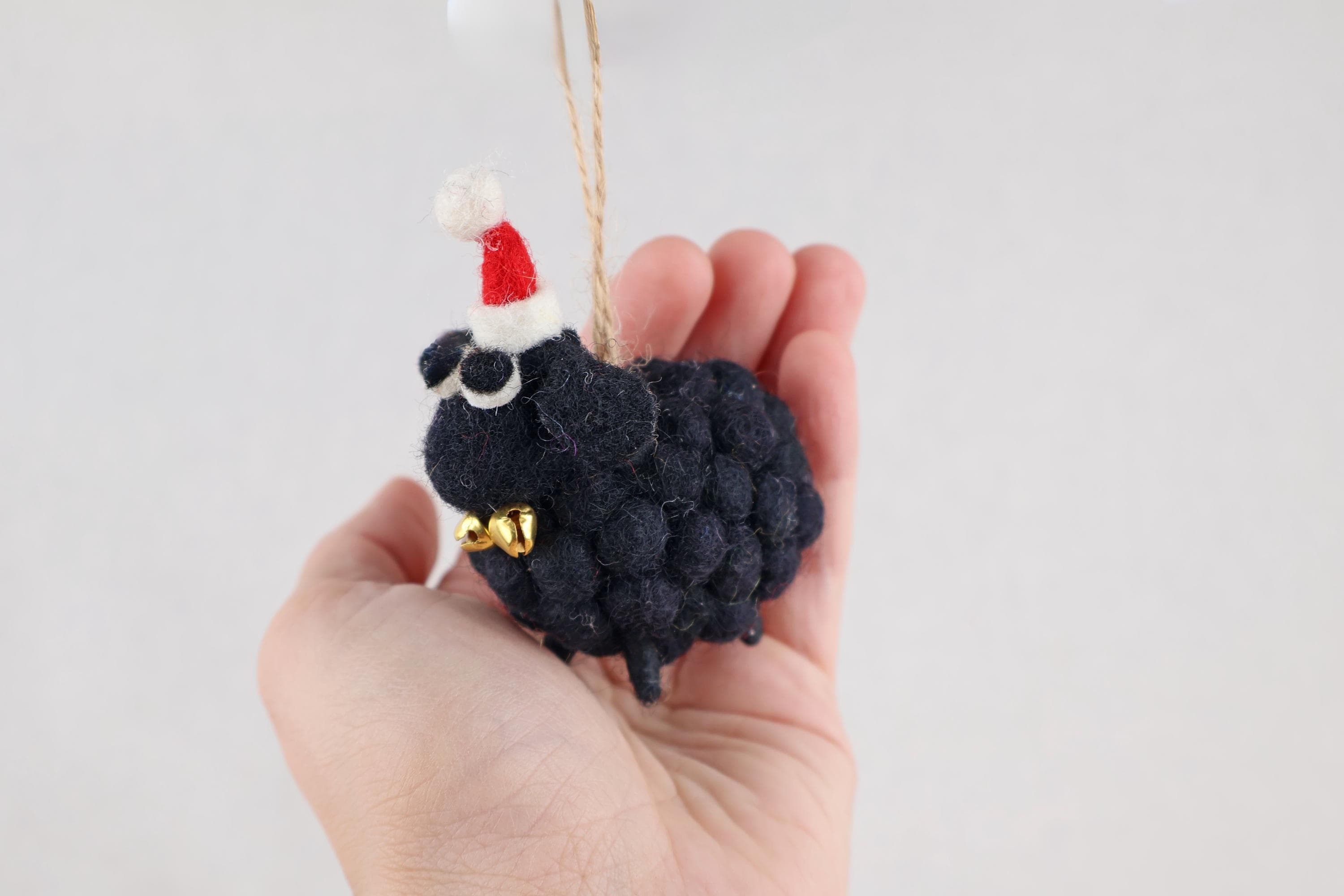 Weihnachtsanhänger schwarzes Schaf mit GlöckchenI Christbaumschmuck Weihnachtsdeko I Winter Weihnachtsbaum I Weihnachtsschaf