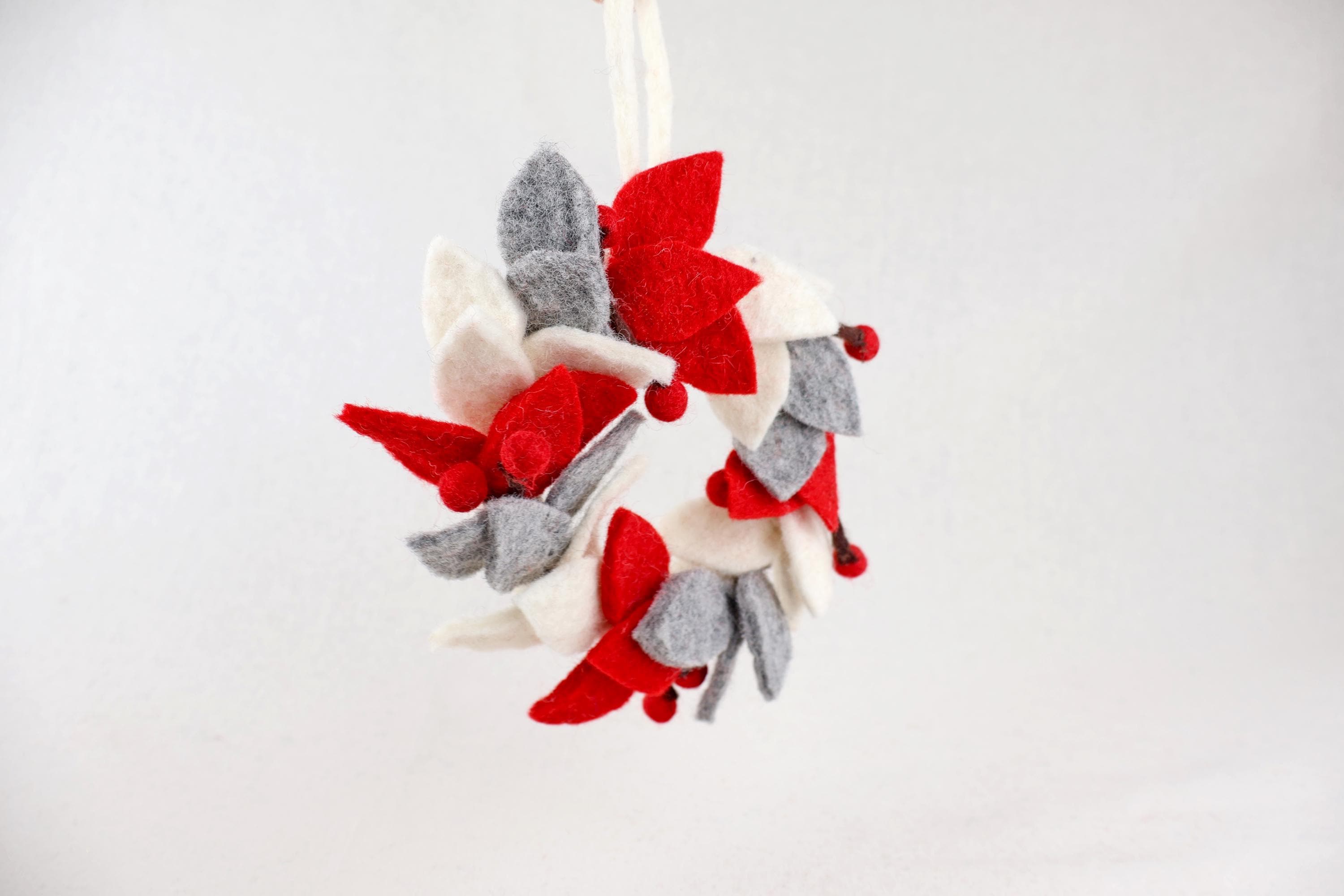 Weihnachten Türkranz Scandi I grau weiß rot Deko I handgemacht I Weihnachtsdeko I Beeren Kranz I Indoor Deko Weihnachten I Filzkranz