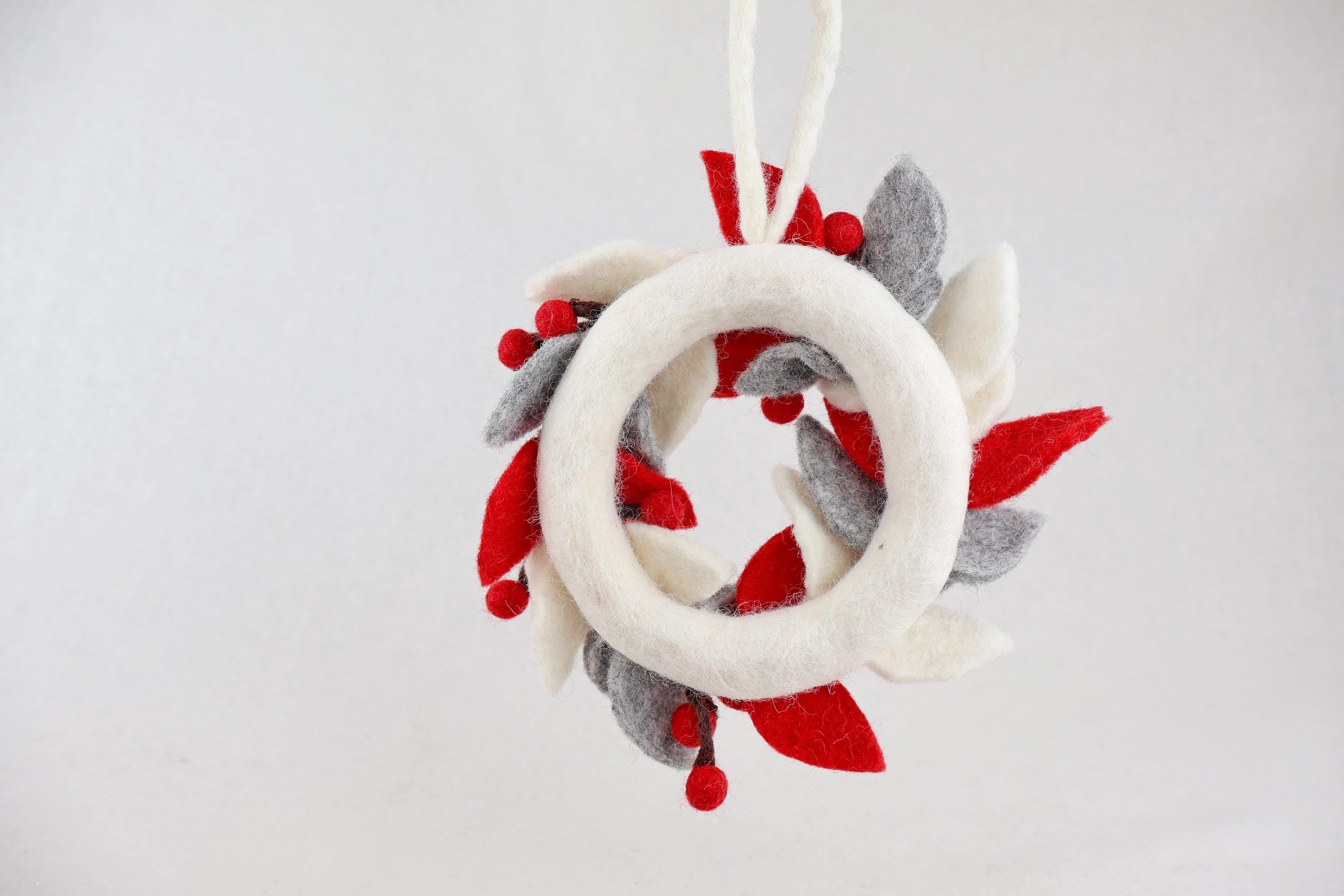 Weihnachten Türkranz Scandi I grau weiß rot Deko I handgemacht I Weihnachtsdeko I Beeren Kranz I Indoor Deko Weihnachten I Filzkranz