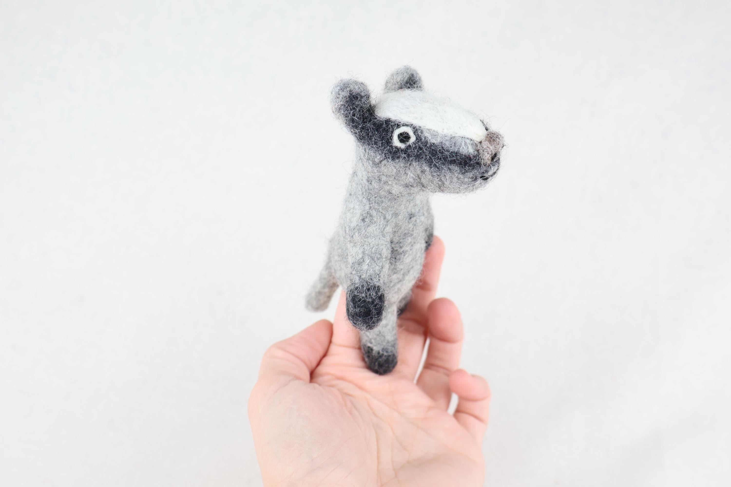 Filz Dachs Fingerpuppe – Handgemachte Dachspuppe – Waldtier Handpuppe – Filz Tier Figur – Waldorf Spielzeug – Geschenk für Kinder
