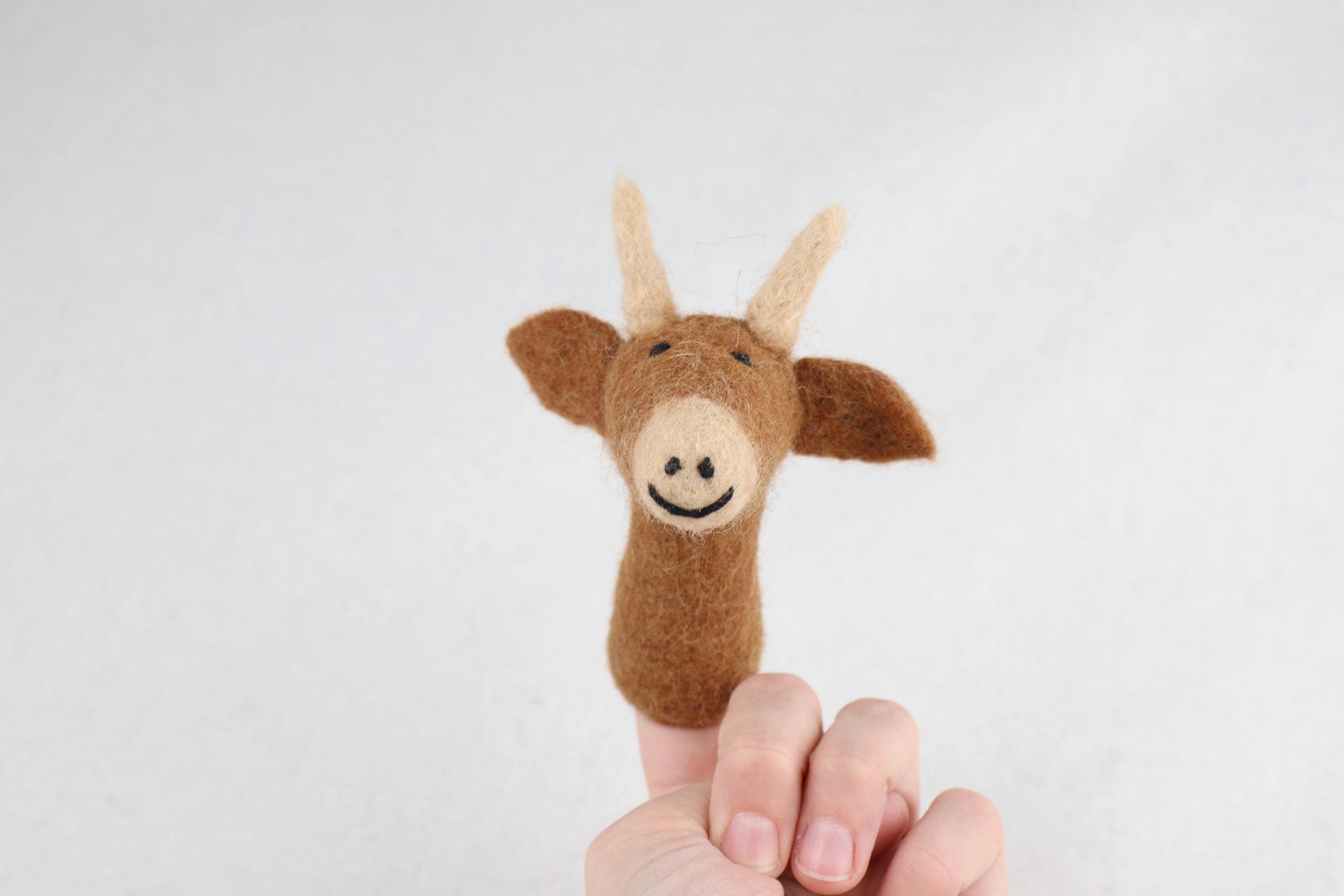 Niedliche Fingerpuppe braune Kuh aus Filz I Fingerspiel I Bauernhoftier I Kuh I Spielzeug Montessori I Geschichten erzählen