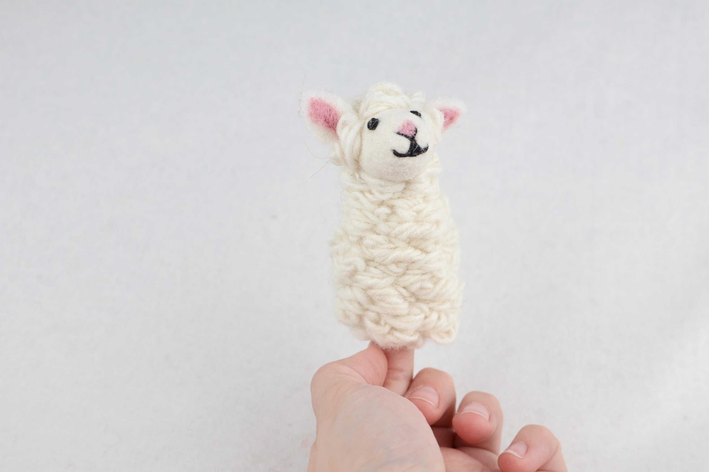 niedliche Fingerpuppe Schaf aus Filz I Fingerspiel I Bauernhoftier I Schäfchen I Spielzeug Montessori I Geschichten erzählen