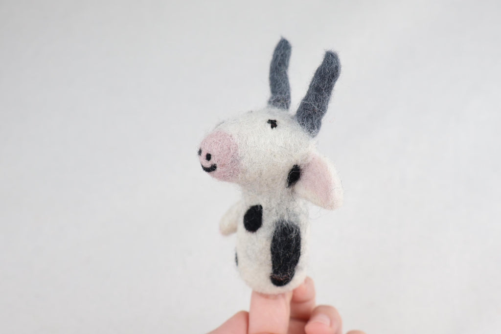Niedliche Fingerpuppe Kuh aus Filz I Fingerspiel I Bauernhoftier I Kuh I Spielzeug Montessori I Geschichten erzählen