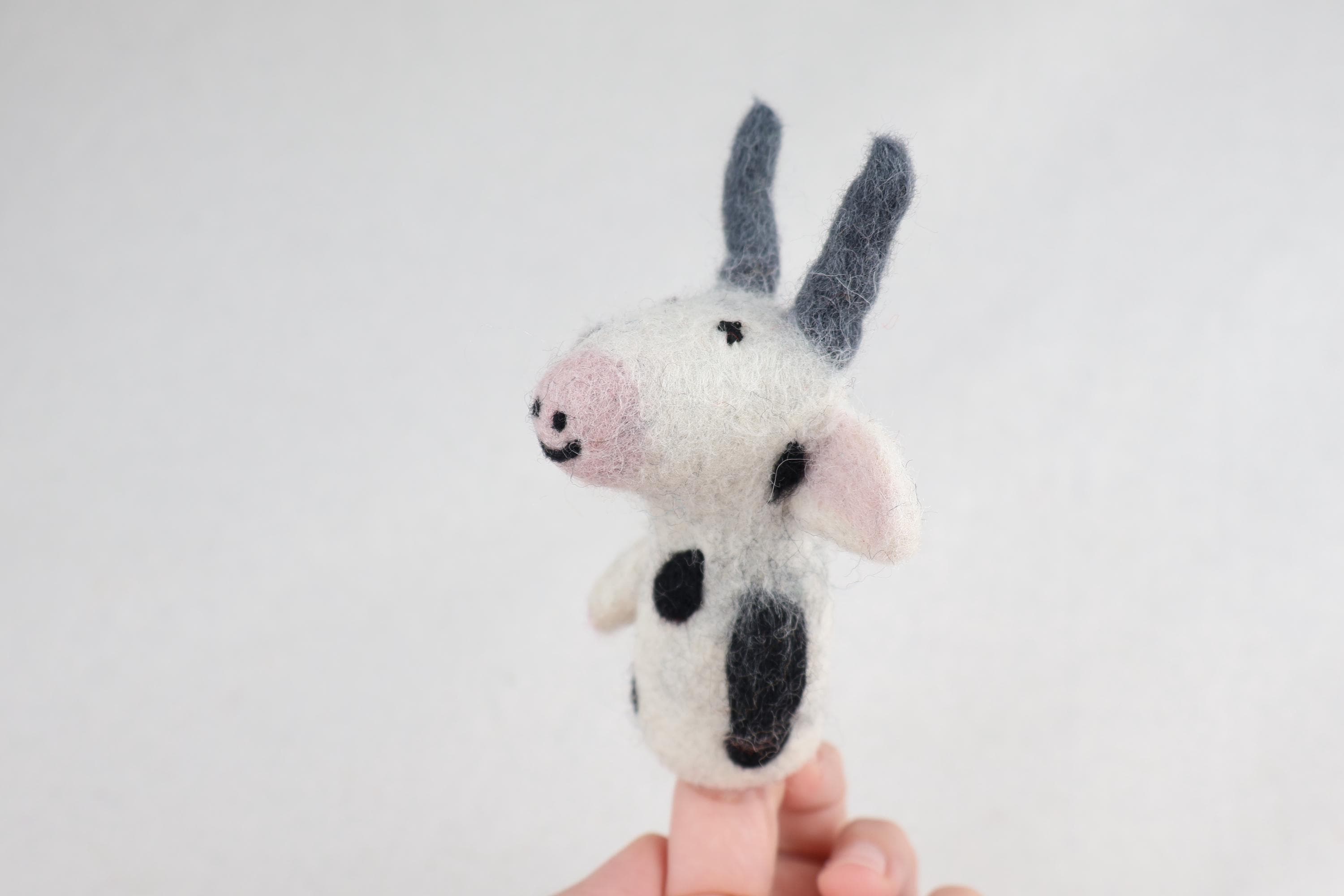 Niedliche Fingerpuppe Kuh aus Filz I Fingerspiel I Bauernhoftier I Kuh I Spielzeug Montessori I Geschichten erzählen