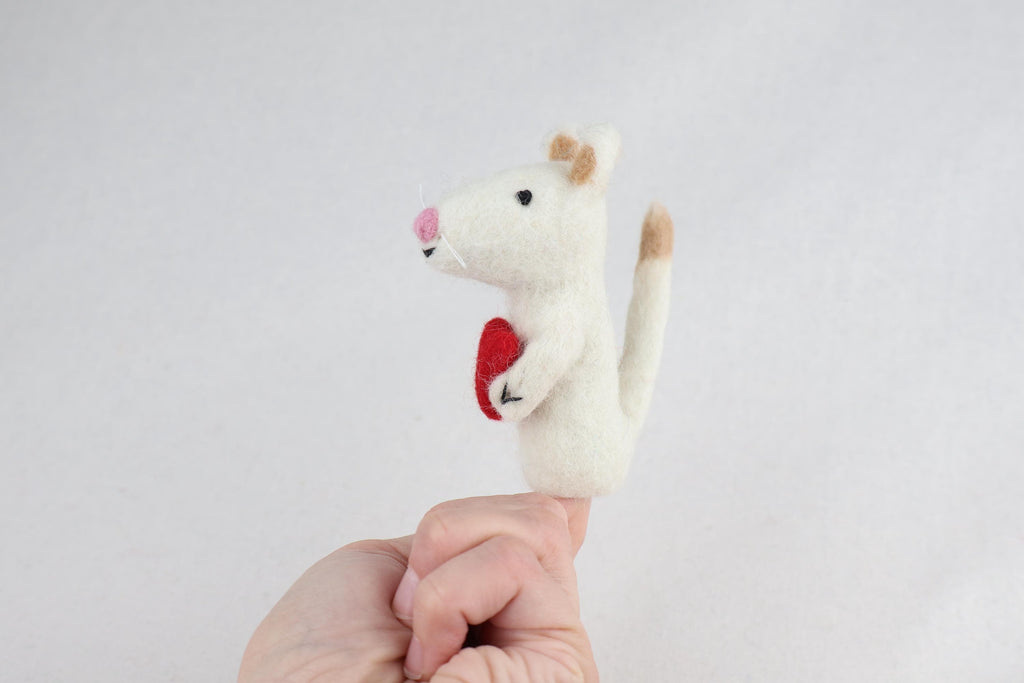 Niedliche Fingerpuppe Maus mit Herz aus Filz I Fingerspiel I Bauernhoftier I Filzmaus I Spielzeug Montessori I Geschichten erzählen