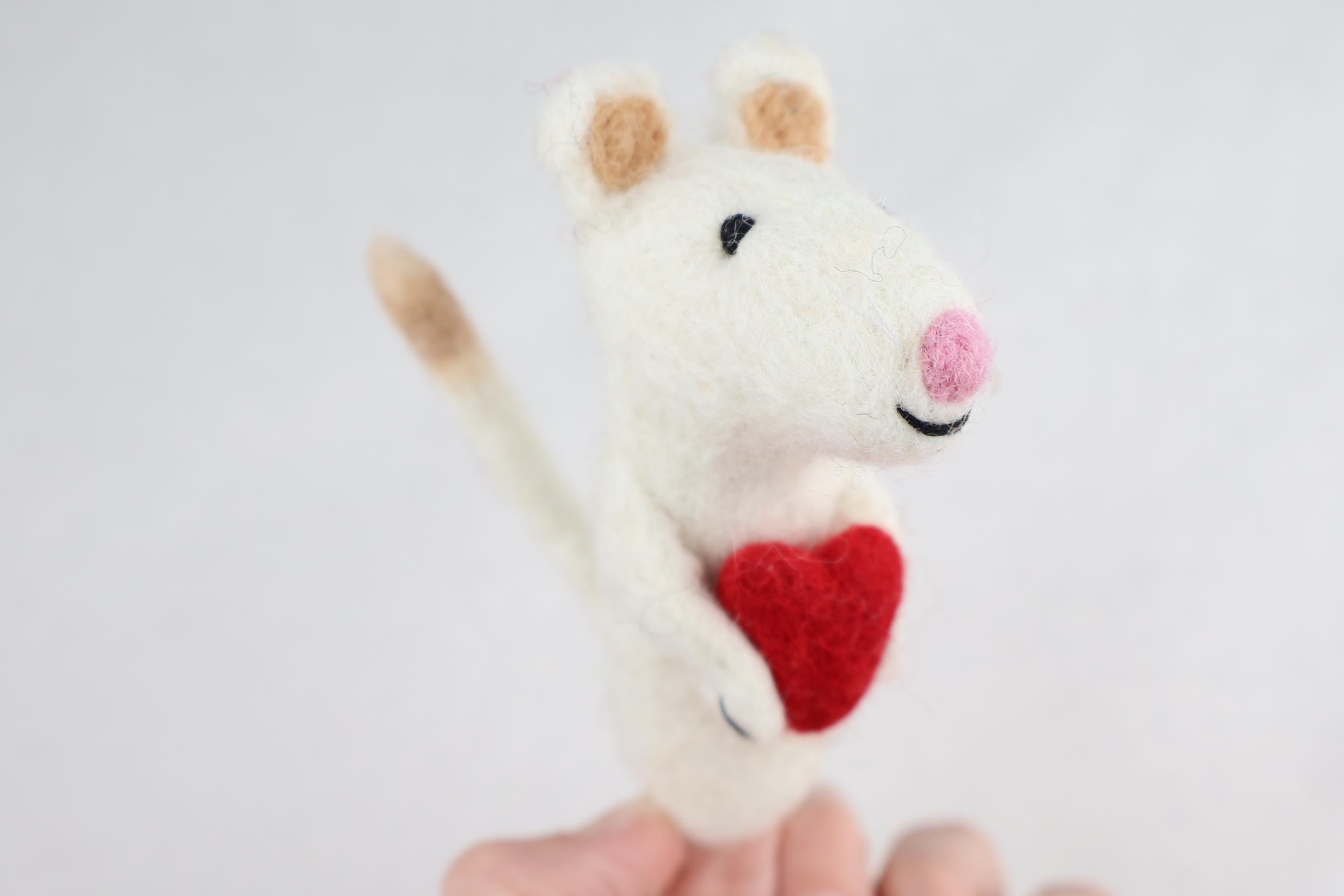 Niedliche Fingerpuppe Maus mit Herz aus Filz I Fingerspiel I Bauernhoftier I Filzmaus I Spielzeug Montessori I Geschichten erzählen