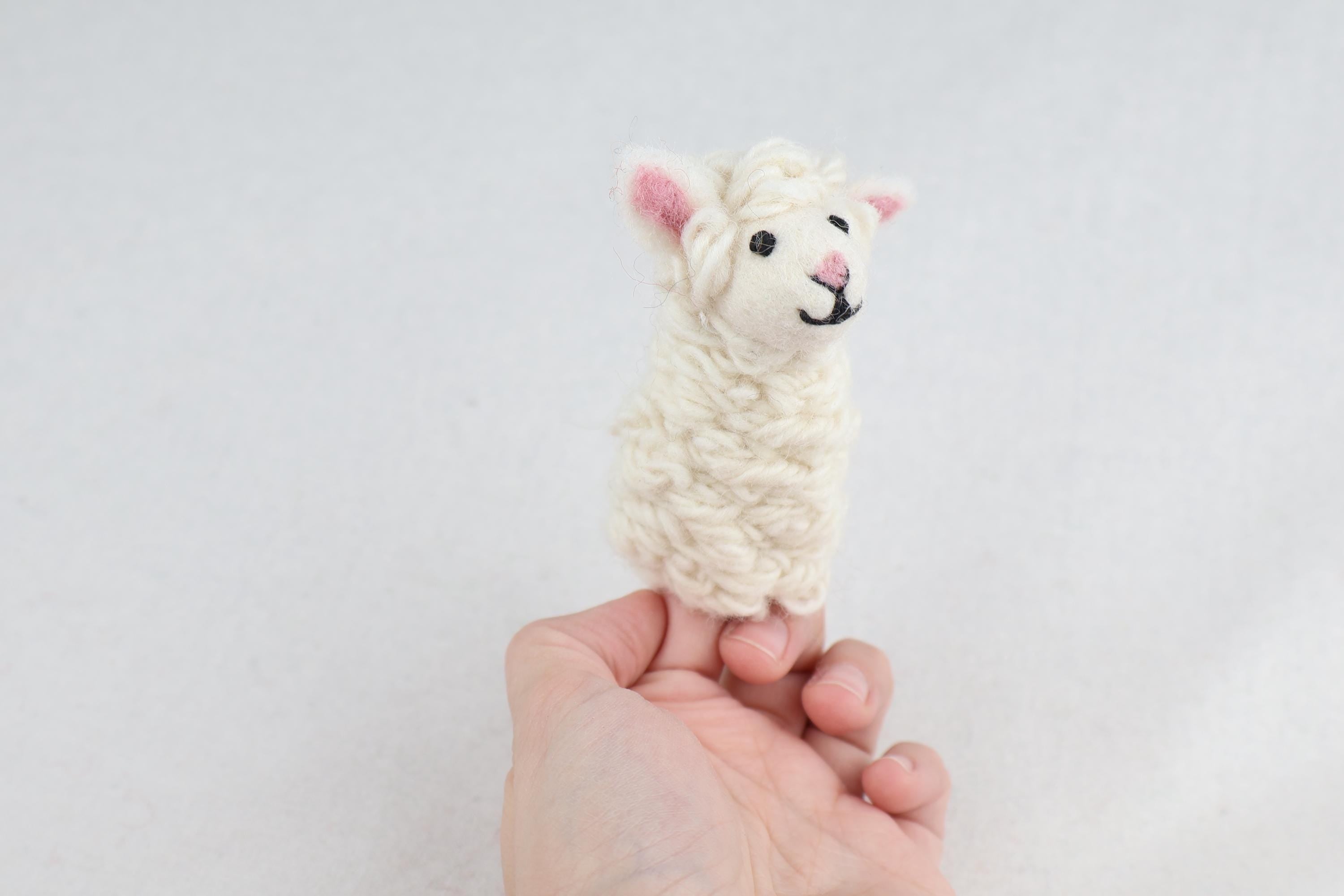 niedliche Fingerpuppe Schaf aus Filz I Fingerspiel I Bauernhoftier I Schäfchen I Spielzeug Montessori I Geschichten erzählen