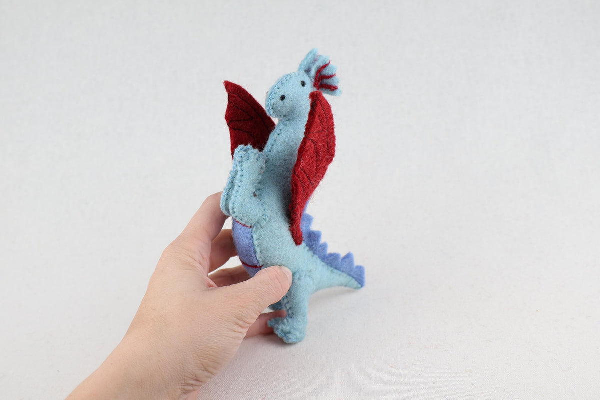 Drache aus Filz blau rot I Spielzeug I Dekofigur I Dragon I handgemachtes Spielzeug I Filz Drache I Filz Figur I Drache Spiel