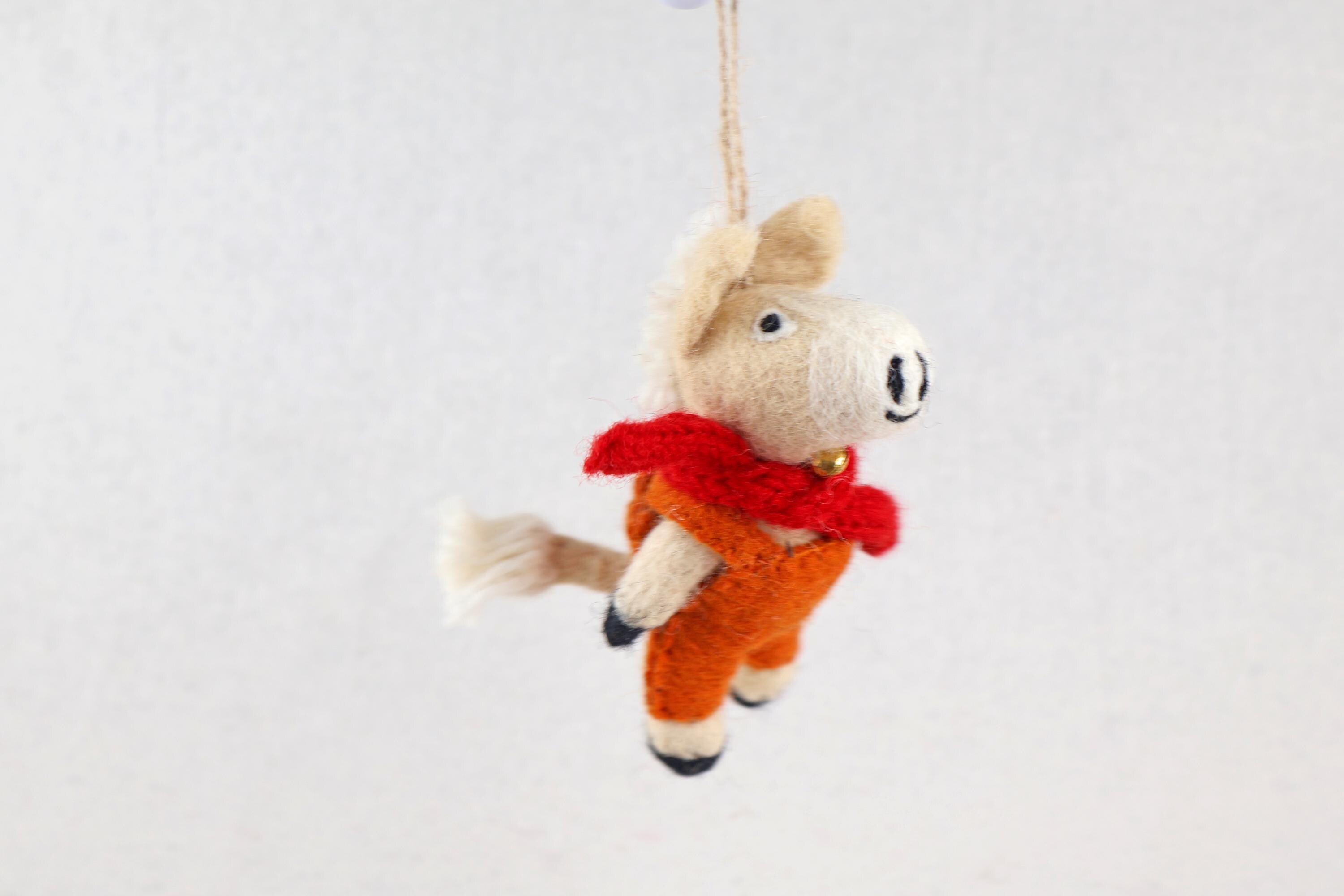 Weihnachtsanhänger Pferd I Filz Christbaumschmuck I Weihnachtsdeko Pferdchen I Pferd mit Latzhose und Schal