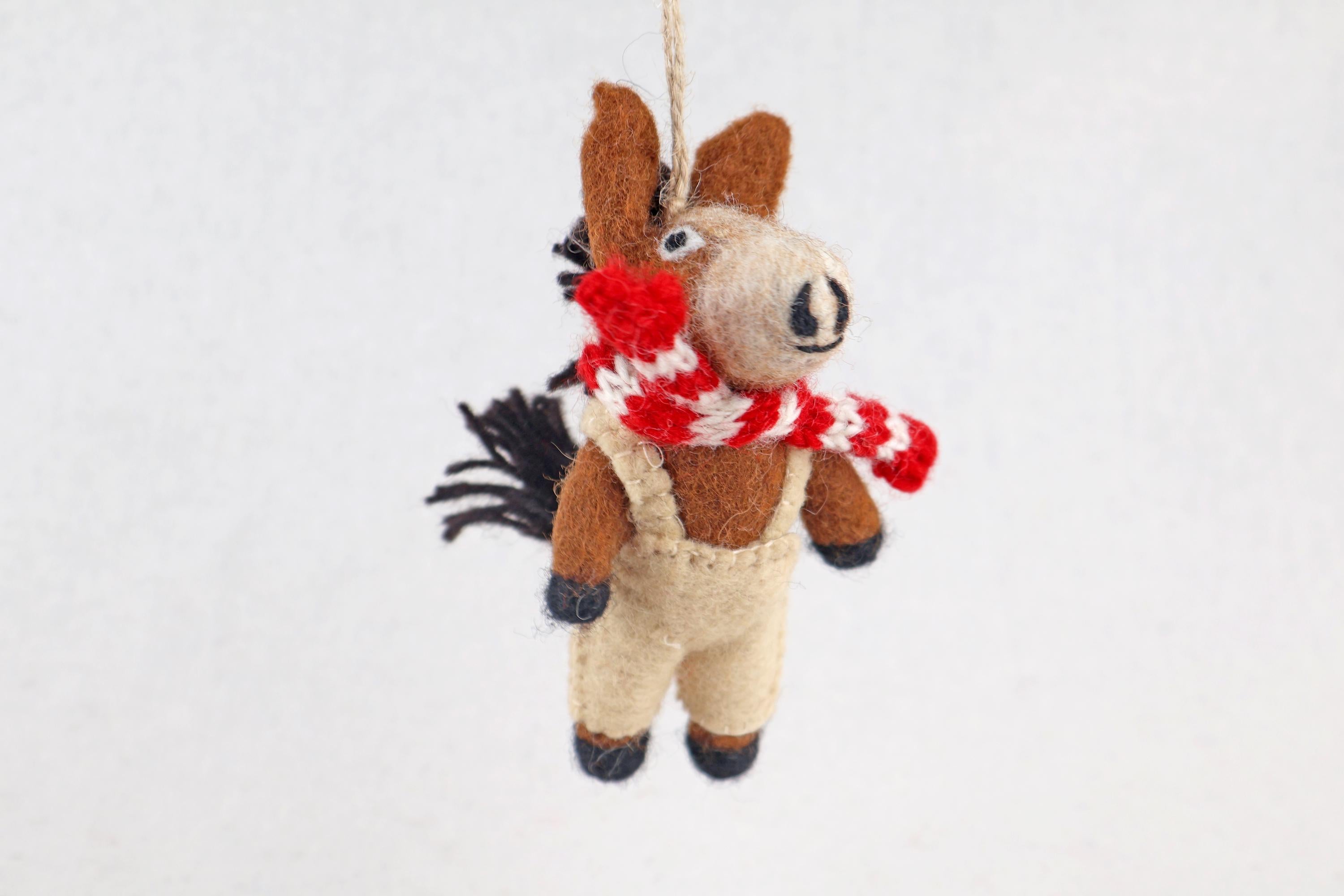 Weihnachtsanhänger Pferd I Filz Christbaumschmuck I Weihnachtsdeko Pferdchen I Pferd mit Latzhose und Schal