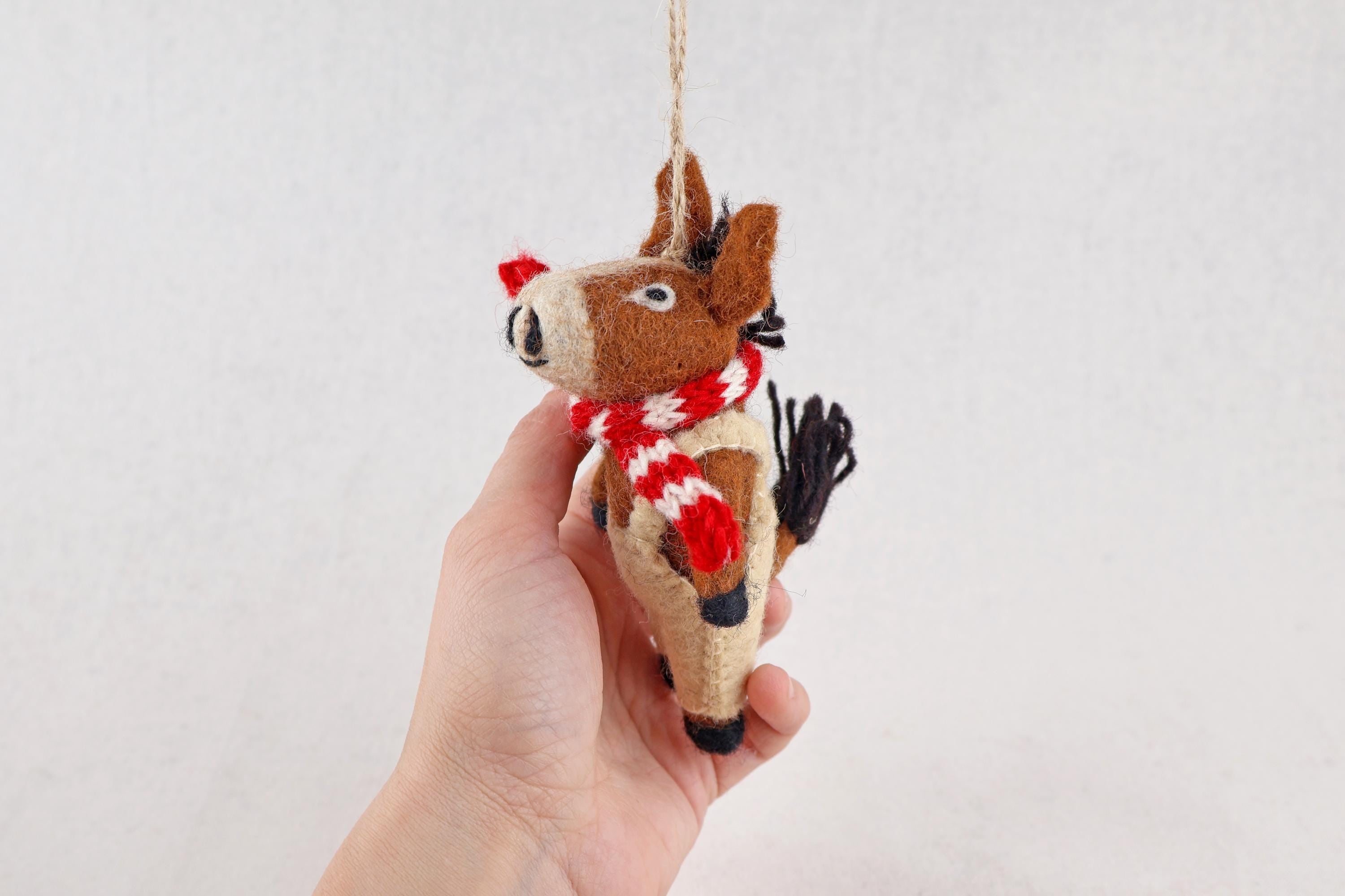 Weihnachtsanhänger Pferd I Filz Christbaumschmuck I Weihnachtsdeko Pferdchen I Pferd mit Latzhose und Schal