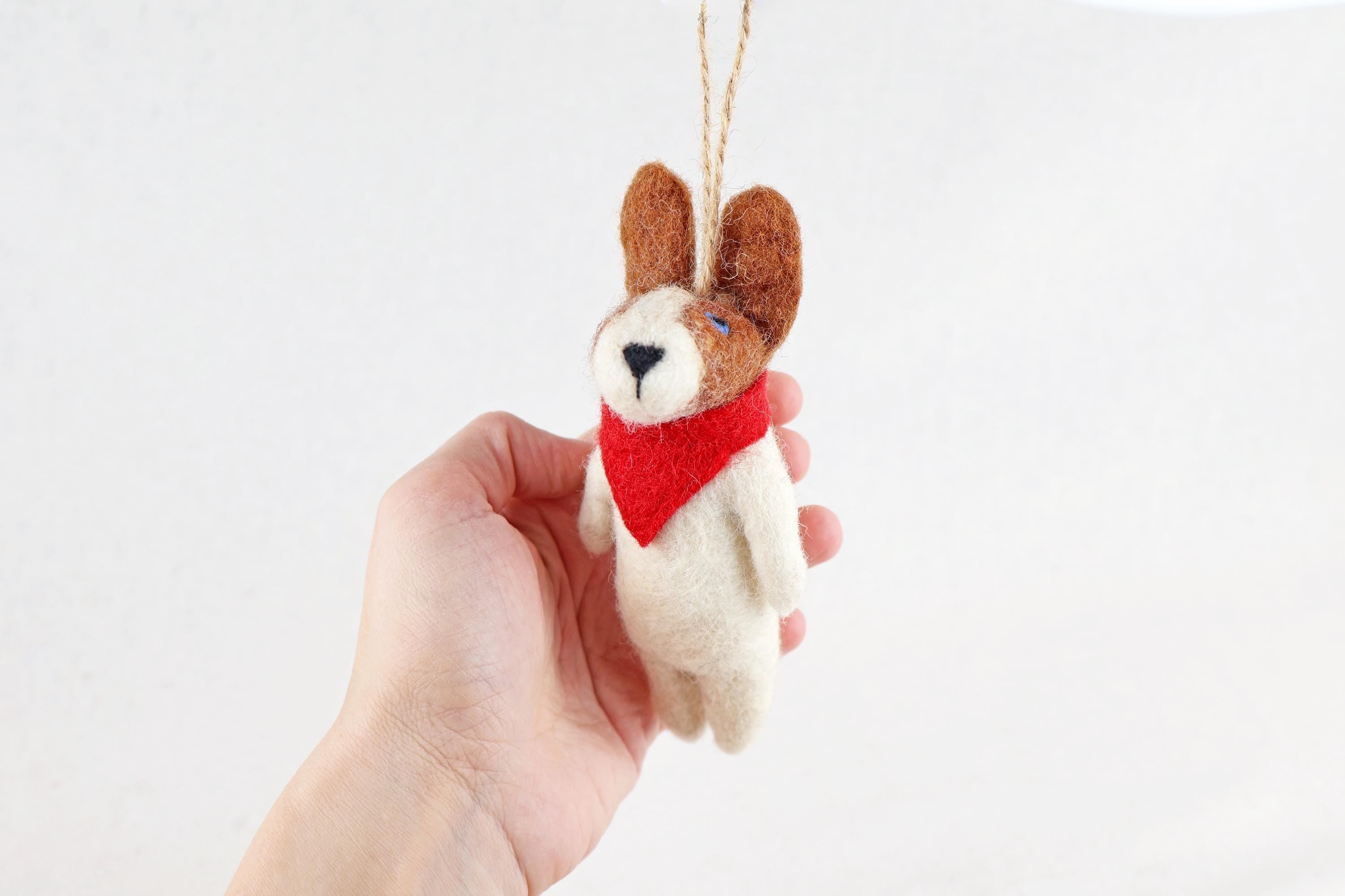 Weihnachtsanhänger Hund braun weiß I Filz Christbaumschmuck I Weihnachtsdeko I Hund mit Halsband und Glocke