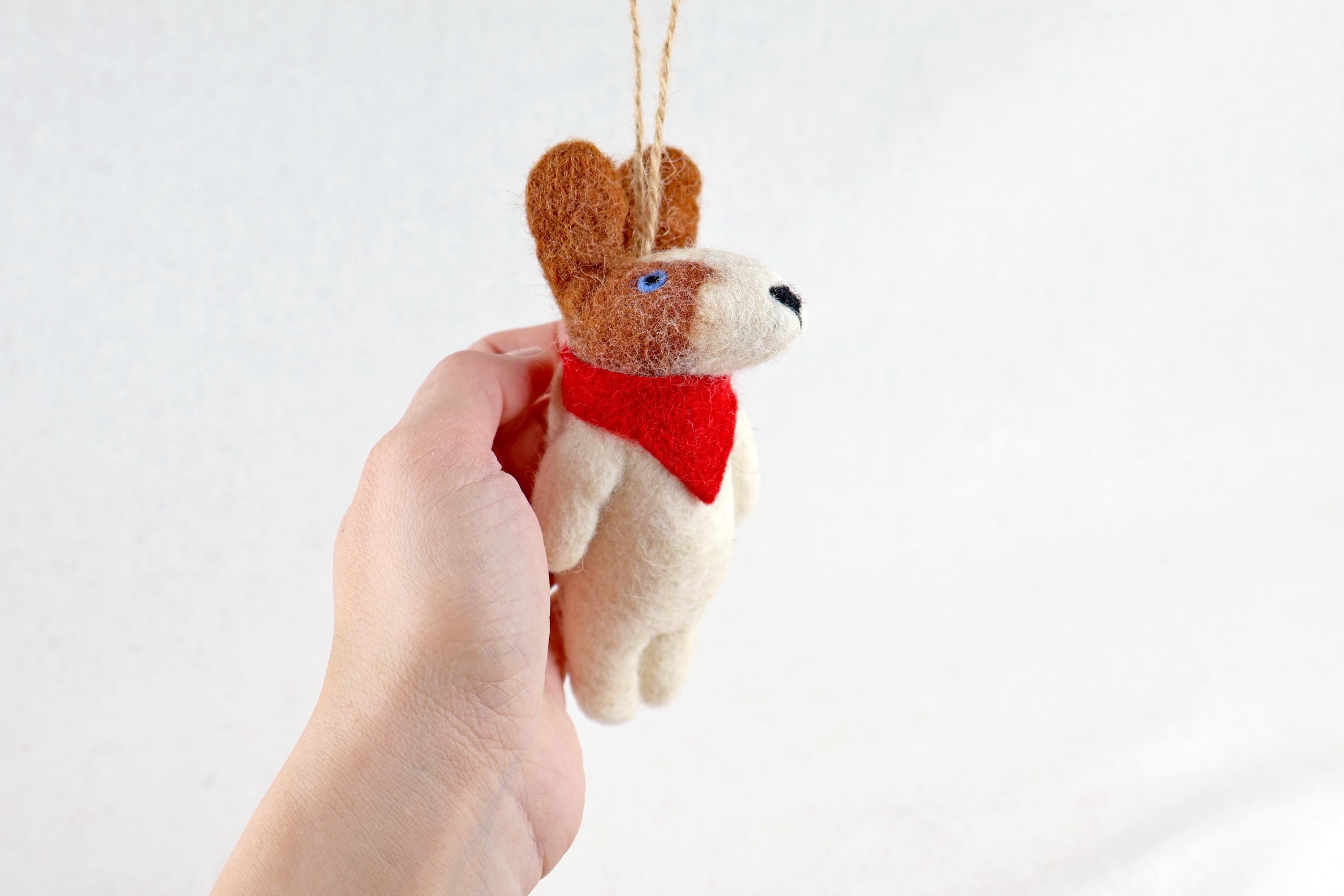 Weihnachtsanhänger Hund braun weiß I Filz Christbaumschmuck I Weihnachtsdeko I Hund mit Halsband und Glocke