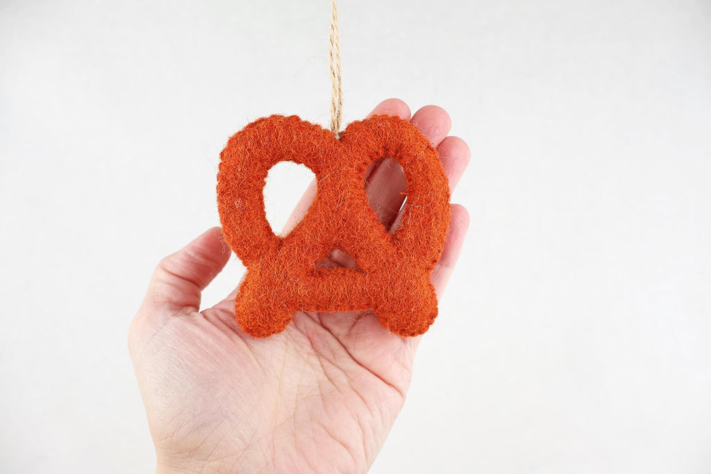 Anhänger Breze I Brezel Aufhänger I Christbaumschmuck Weihnachtsdeko I Winter Weihnachtsbaum I Frühlingsdeko I Blumendekoration