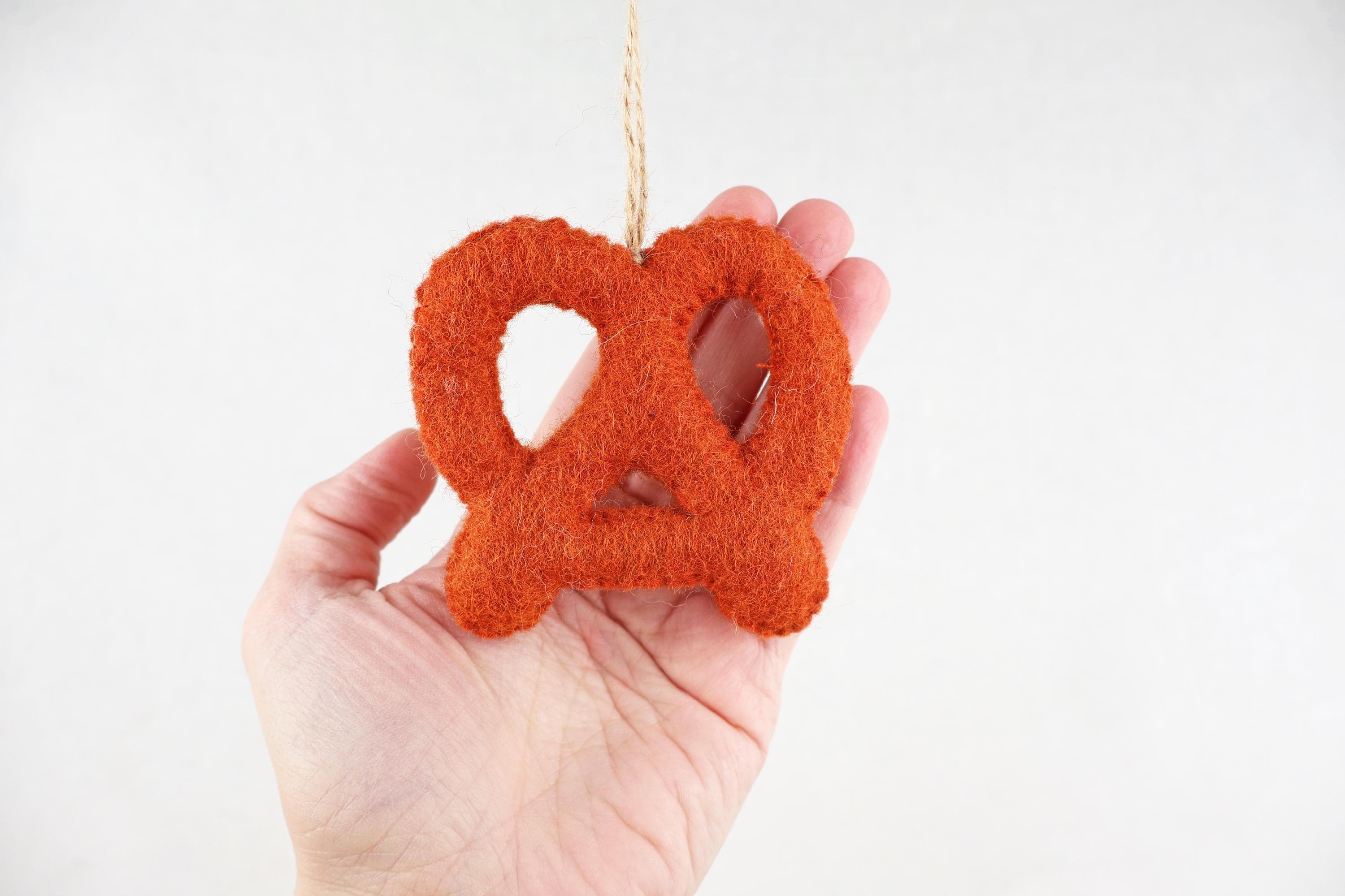 Anhänger Breze I Brezel Aufhänger I Christbaumschmuck Weihnachtsdeko I Winter Weihnachtsbaum I Frühlingsdeko I Blumendekoration