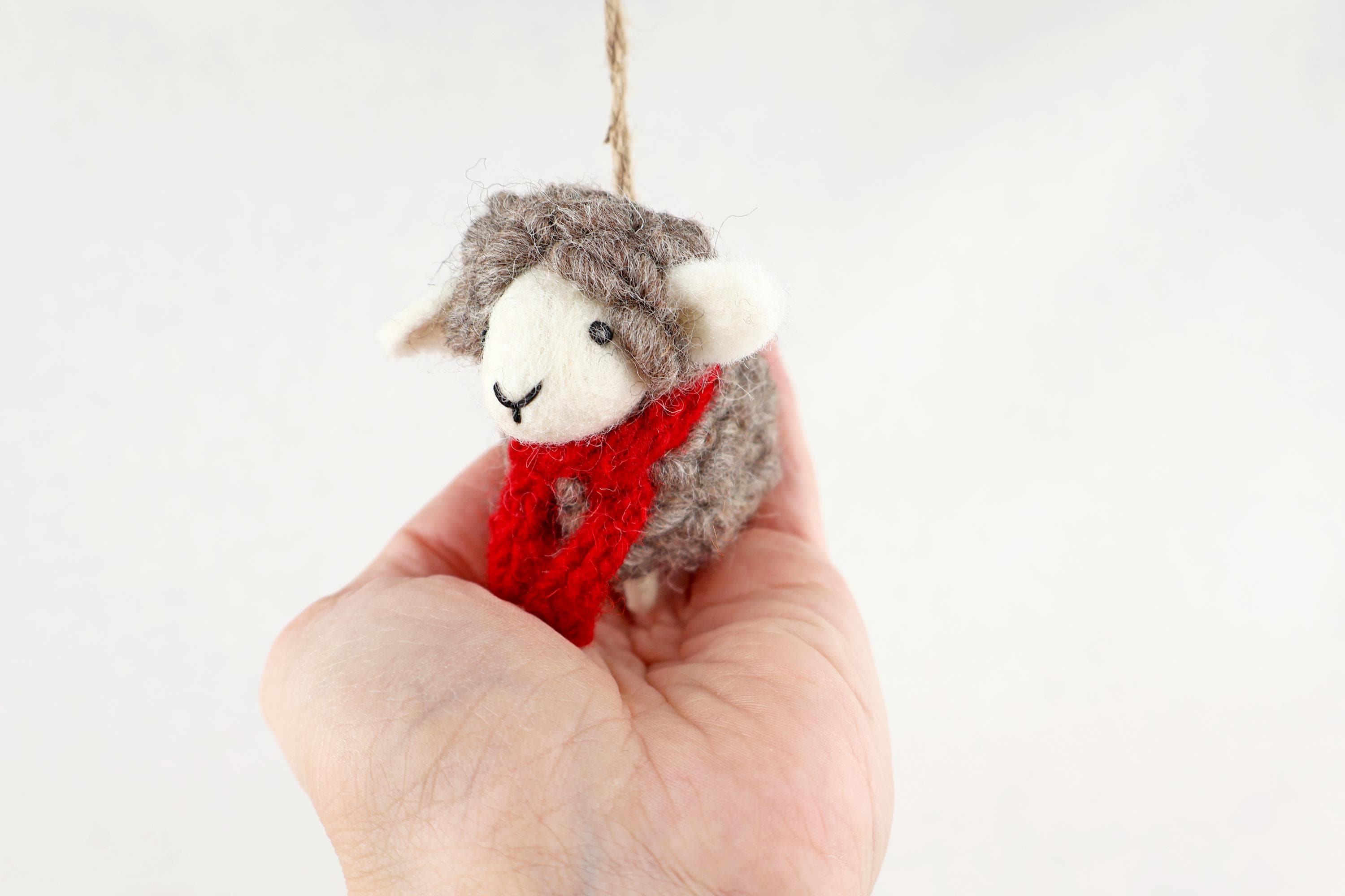 Weihnachtsanhänger Schaf grau mit Schal I Christbaumschmuck Weihnachtsdeko I Winter Weihnachtsbaum I Weihnachtsschaf