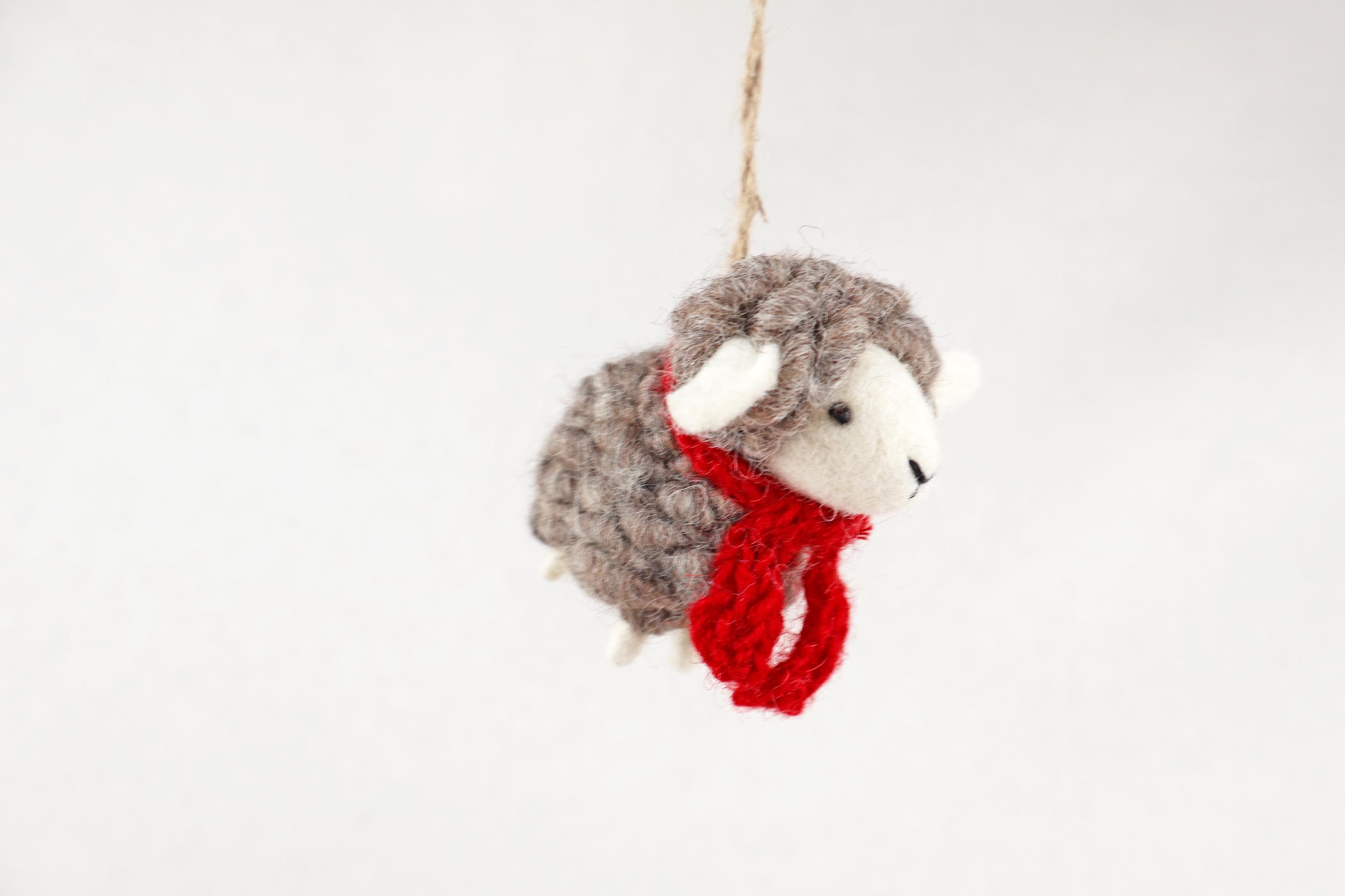 Weihnachtsanhänger Schaf grau mit Schal I Christbaumschmuck Weihnachtsdeko I Winter Weihnachtsbaum I Weihnachtsschaf