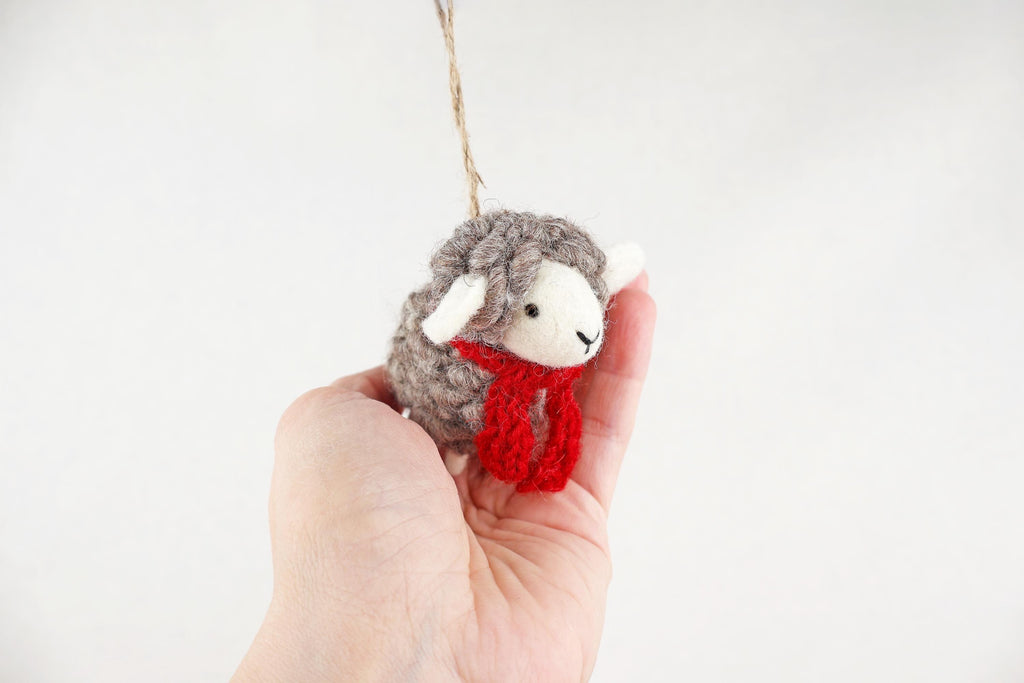 Weihnachtsanhänger Schaf grau mit Schal I Christbaumschmuck Weihnachtsdeko I Winter Weihnachtsbaum I Weihnachtsschaf