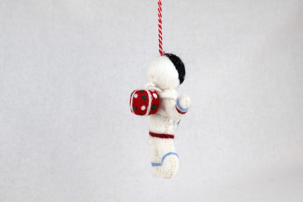 Astronaut mit Geschenk aus Filz – Handgefertigter Anhänger | Weihnachtsdeko | Weltraum I Weihnachtsanhänger | Raumfahrt I Christbaumschmuck