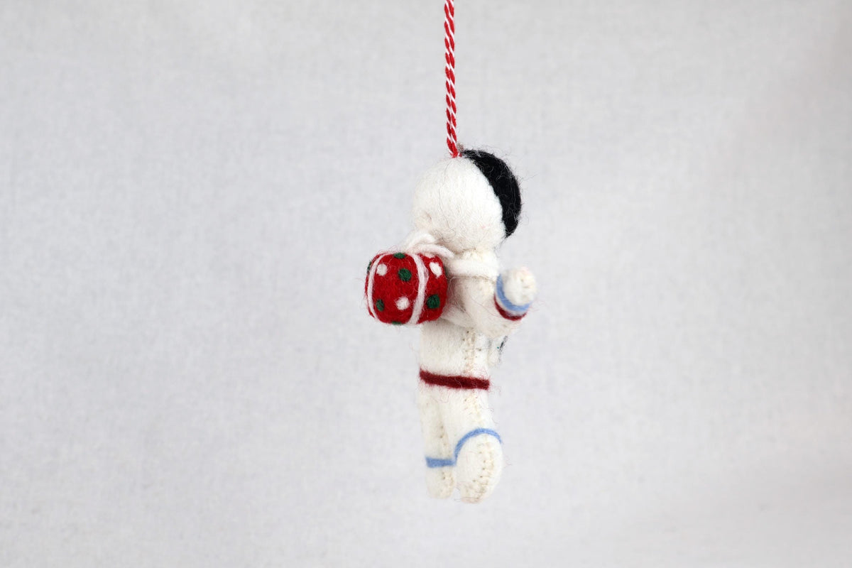 Astronaut mit Geschenk aus Filz – Handgefertigter Anhänger | Weihnachtsdeko | Weltraum I Weihnachtsanhänger | Raumfahrt I Christbaumschmuck