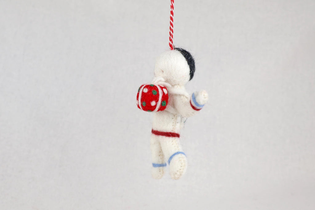 Astronaut mit Geschenk aus Filz – Handgefertigter Anhänger | Weihnachtsdeko | Weltraum I Weihnachtsanhänger | Raumfahrt I Christbaumschmuck